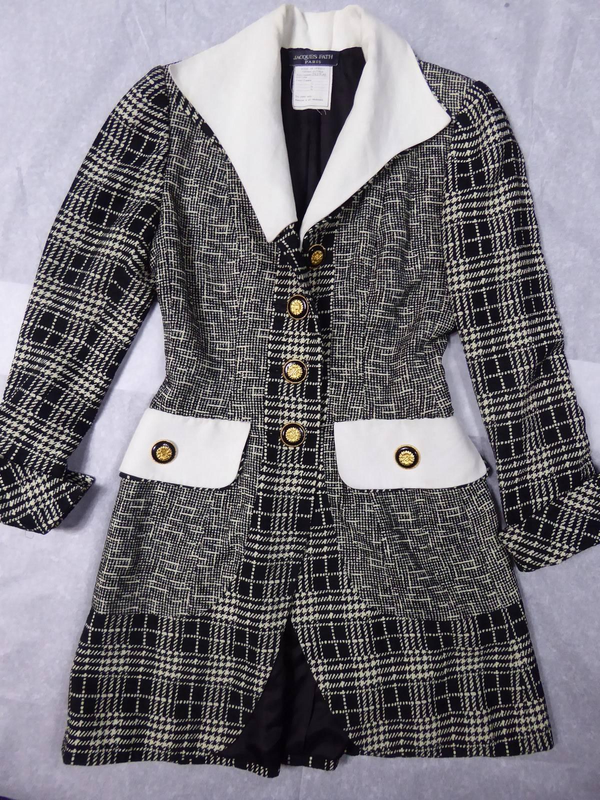 Circa 1990

France

Dress cocktail black and white of Jacques Fath and dating back to the 1990s. Track Jacquard black and white mottled effect and tiles. Dress coat of inspiration Board of Directors at buttoning front, pockets, collar and removable