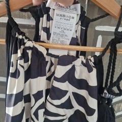 Robe Max Mara à col bénitier en soie imprimée noire et blanche, neuve