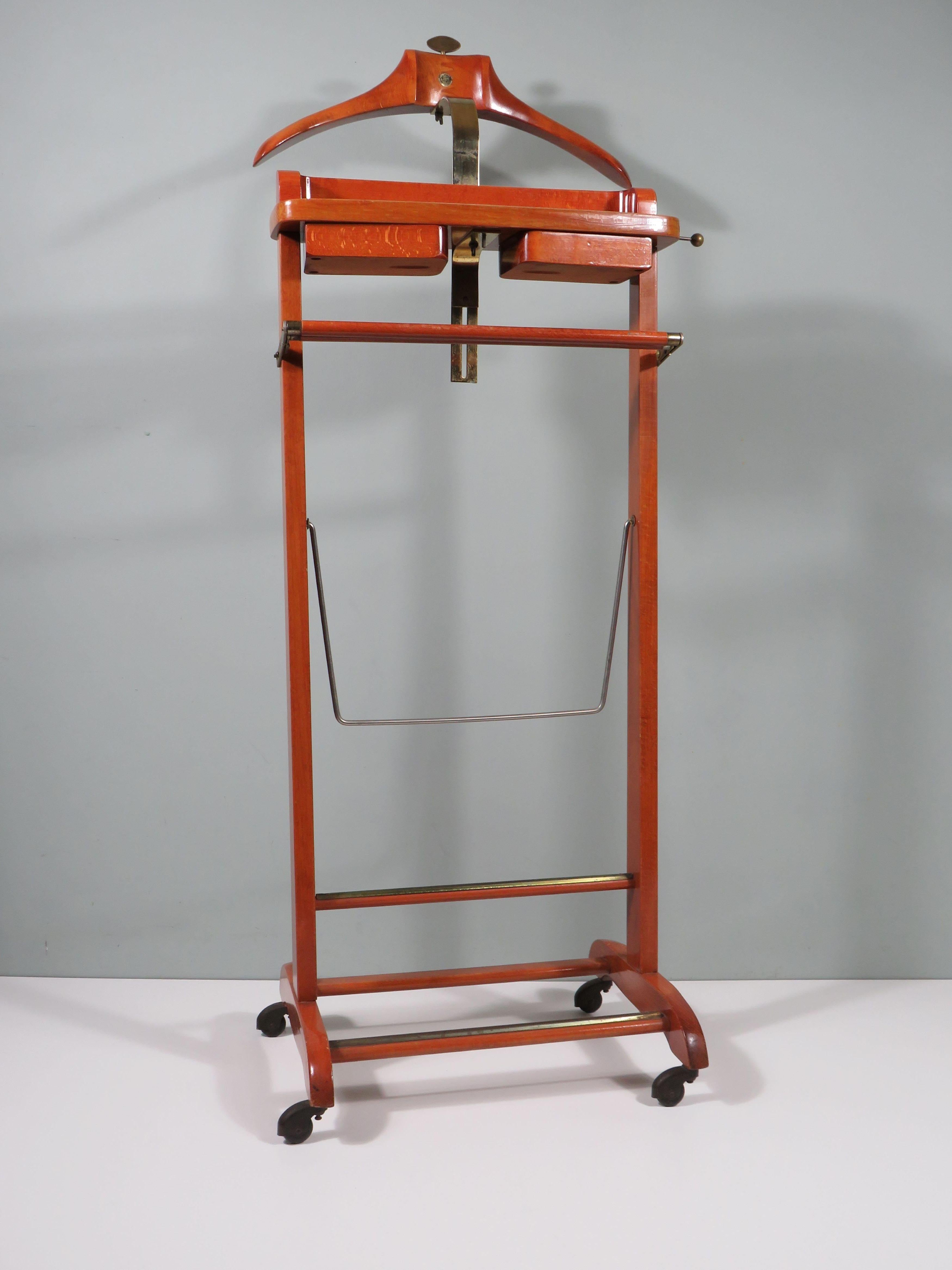Solid beechwood dressboy with various facilities for shirt and trousers. There is also a space to store cufflinks, watch etc.. There is an extendable solution for hanging a belt on the right side. The coat rack, which is mounted on an adjustable,