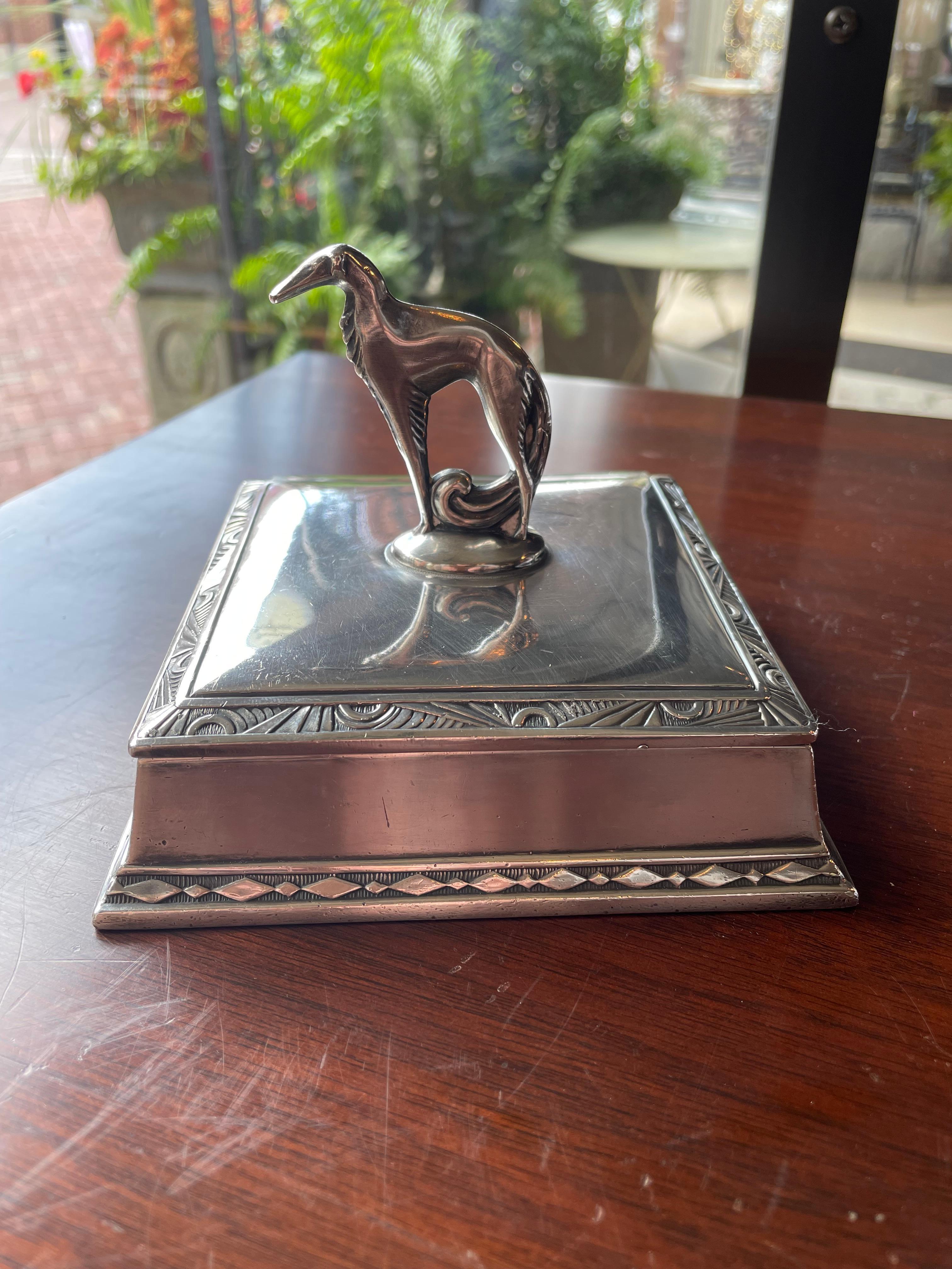 Ein schönes Kommodenkästchen für Schmuck oder Schmuckstücke mit einem Barsoi-Hund auf der Oberseite.  Das von den Gebrüdern Weidlich hergestellte Art-Deco-Stück ist versilbert.