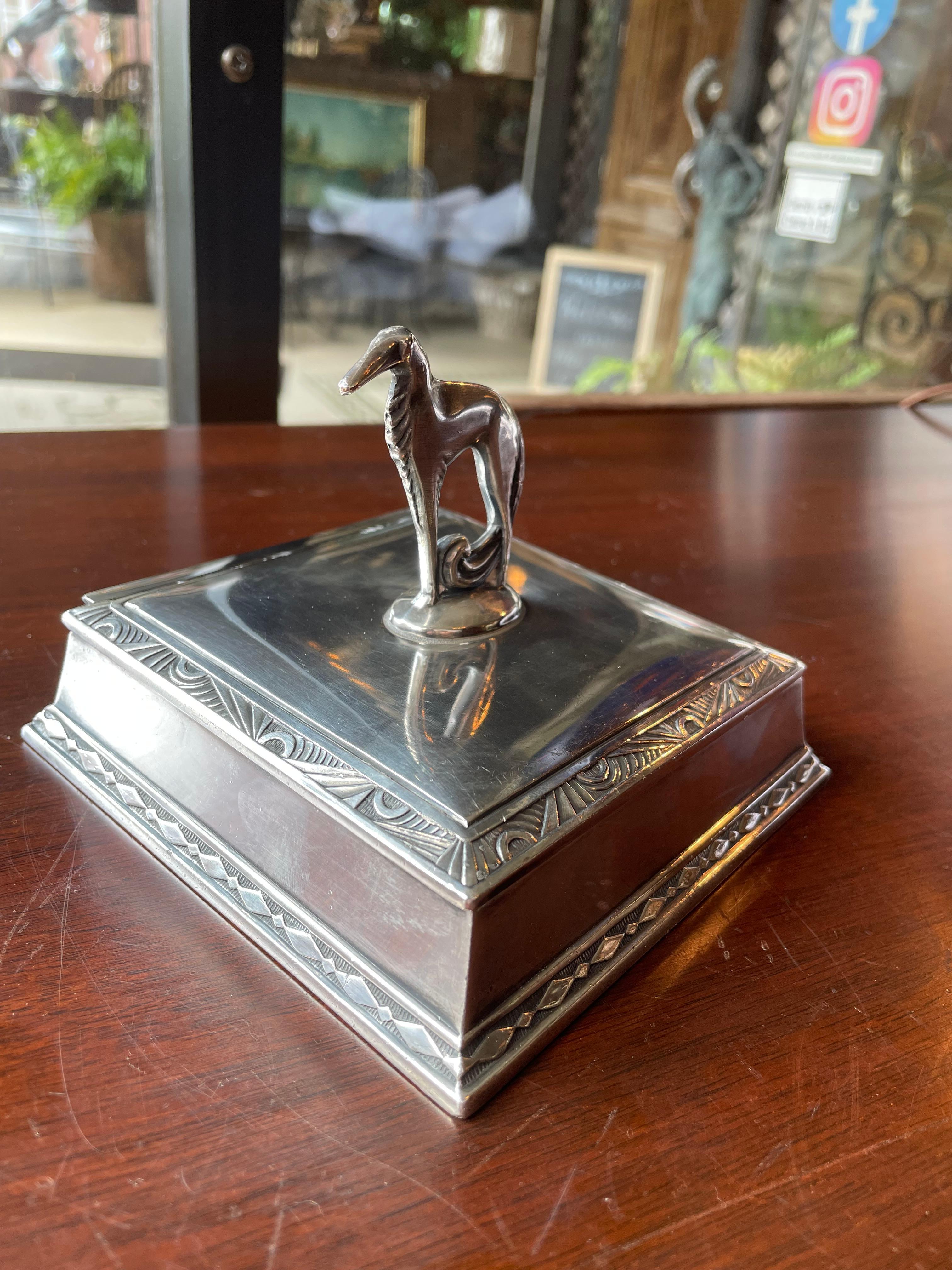 Kommodenbox mit Barsoi-Hundefigur (Art déco) im Angebot