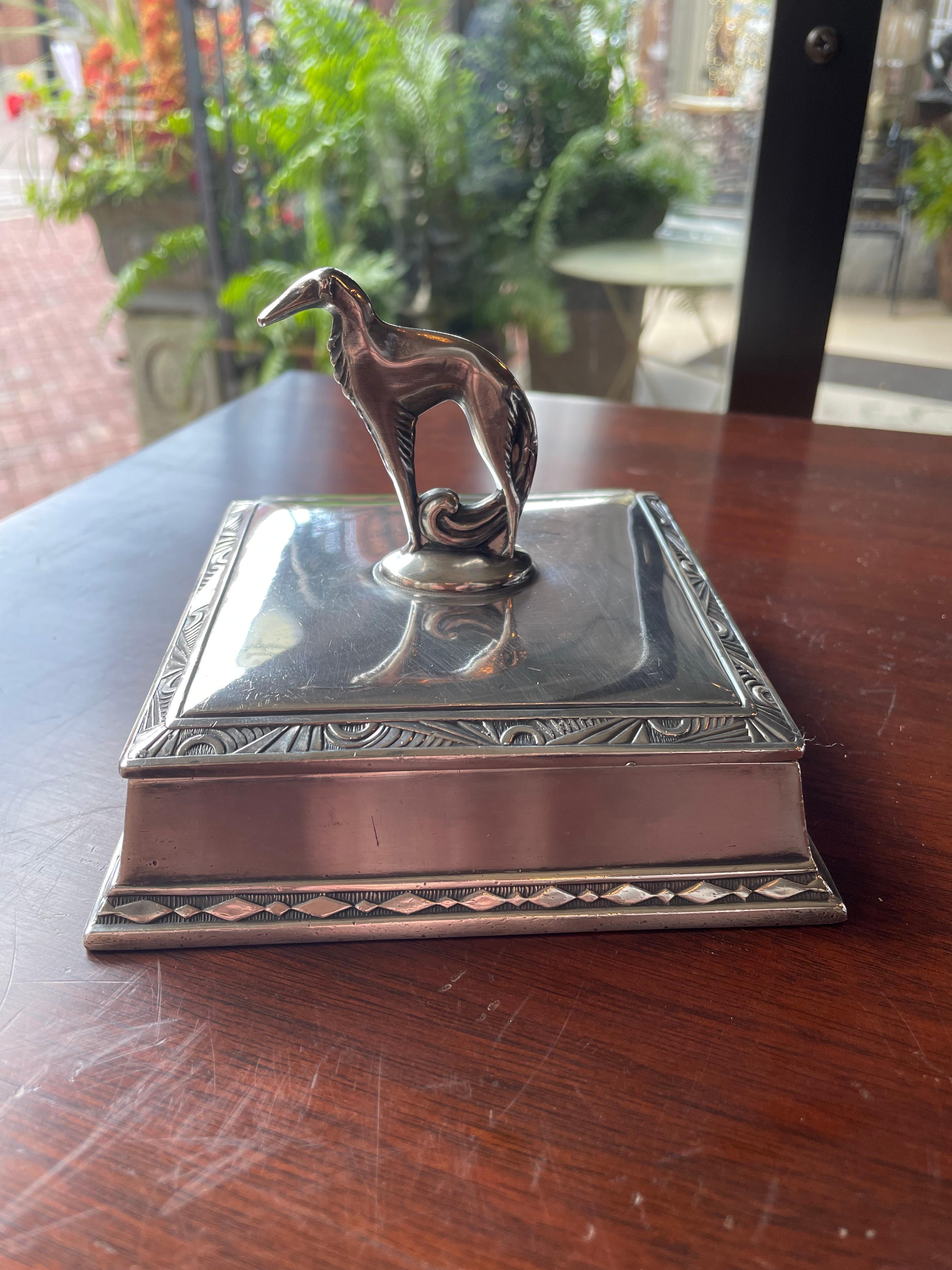 Kommodenbox mit Barsoi-Hundefigur (Nordamerikanisch) im Angebot