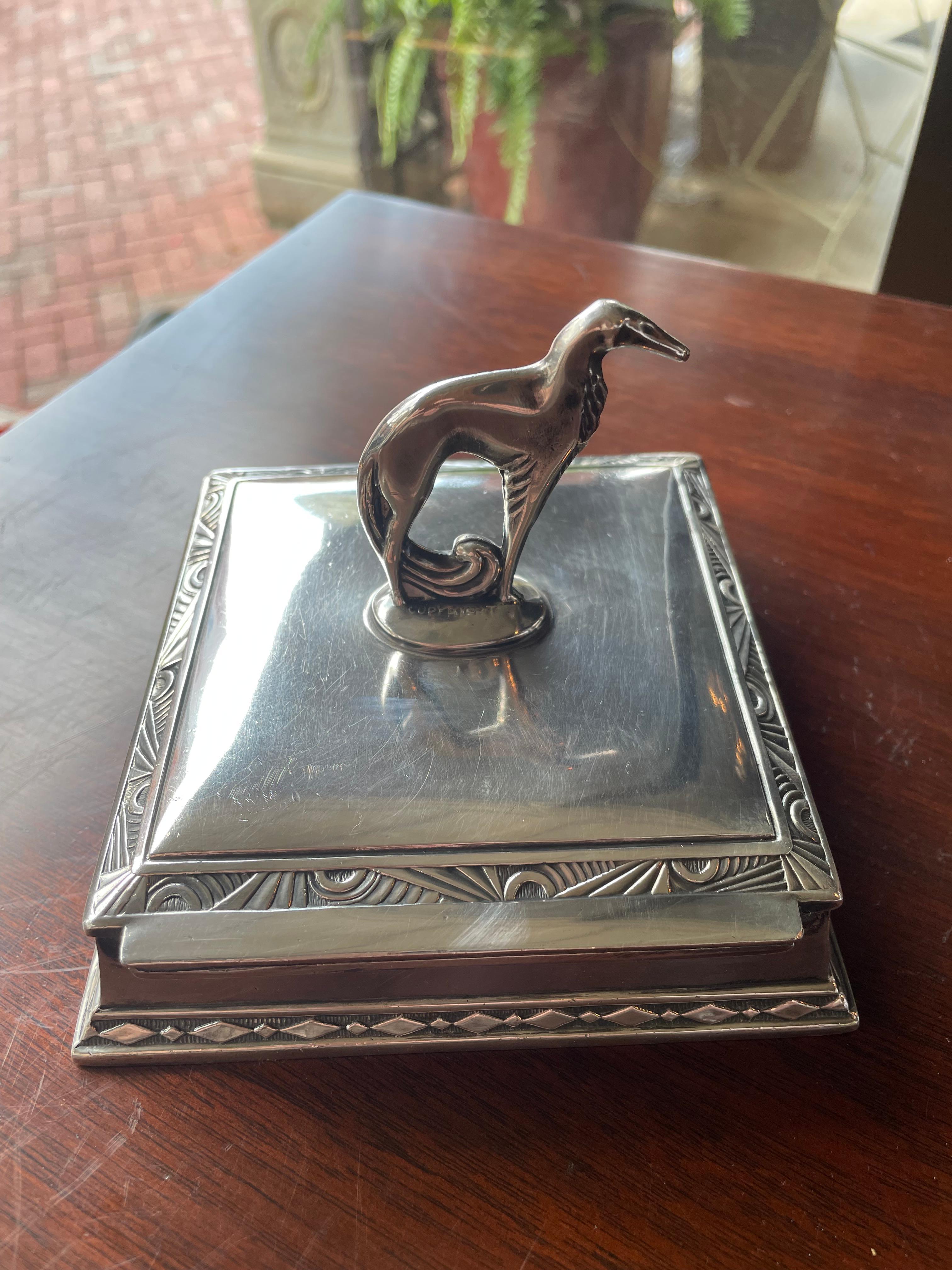 Kommodenbox mit Barsoi-Hundefigur im Zustand „Gut“ im Angebot in Greer, SC