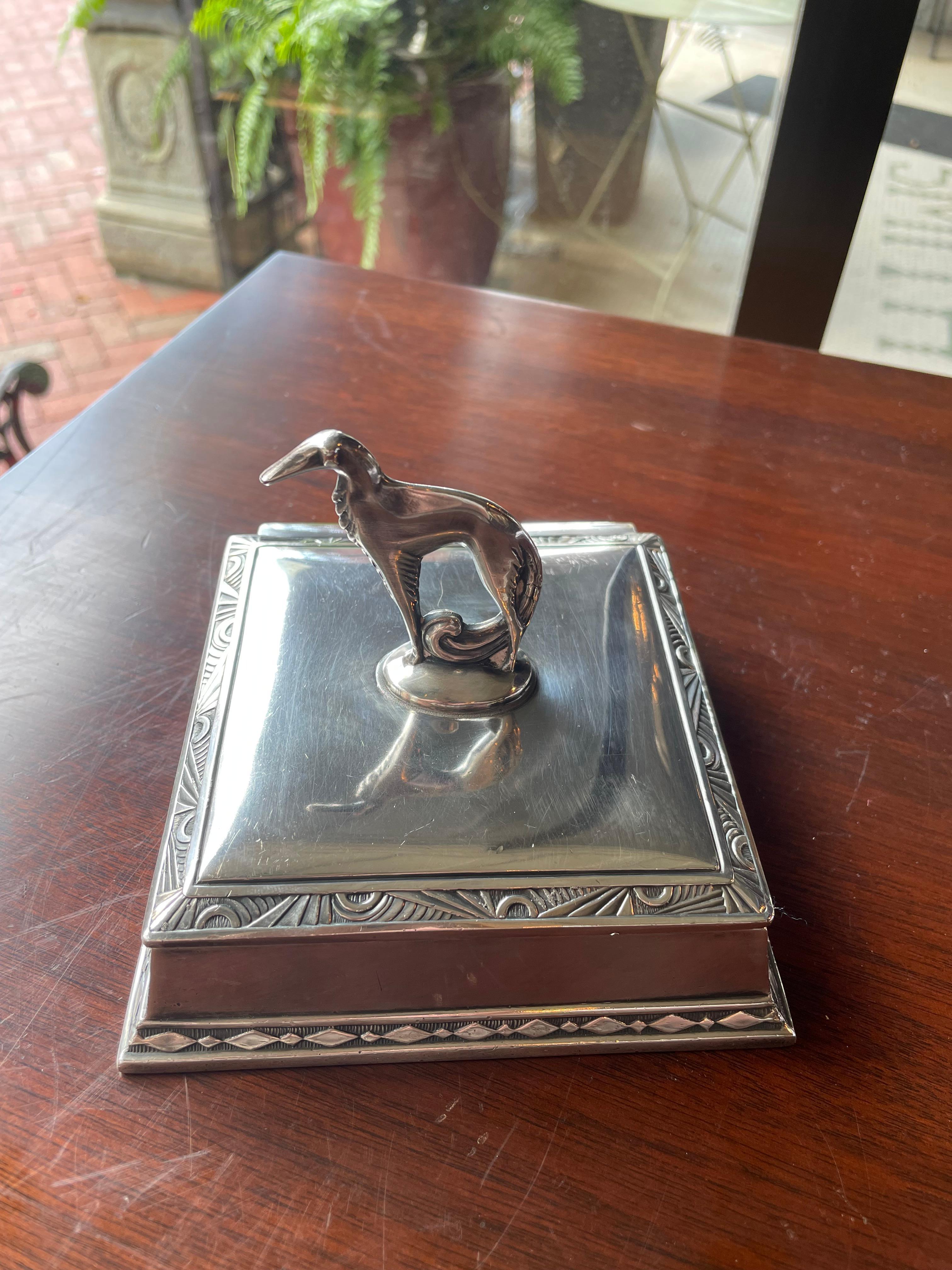 Kommodenbox mit Barsoi-Hundefigur (Versilberung) im Angebot