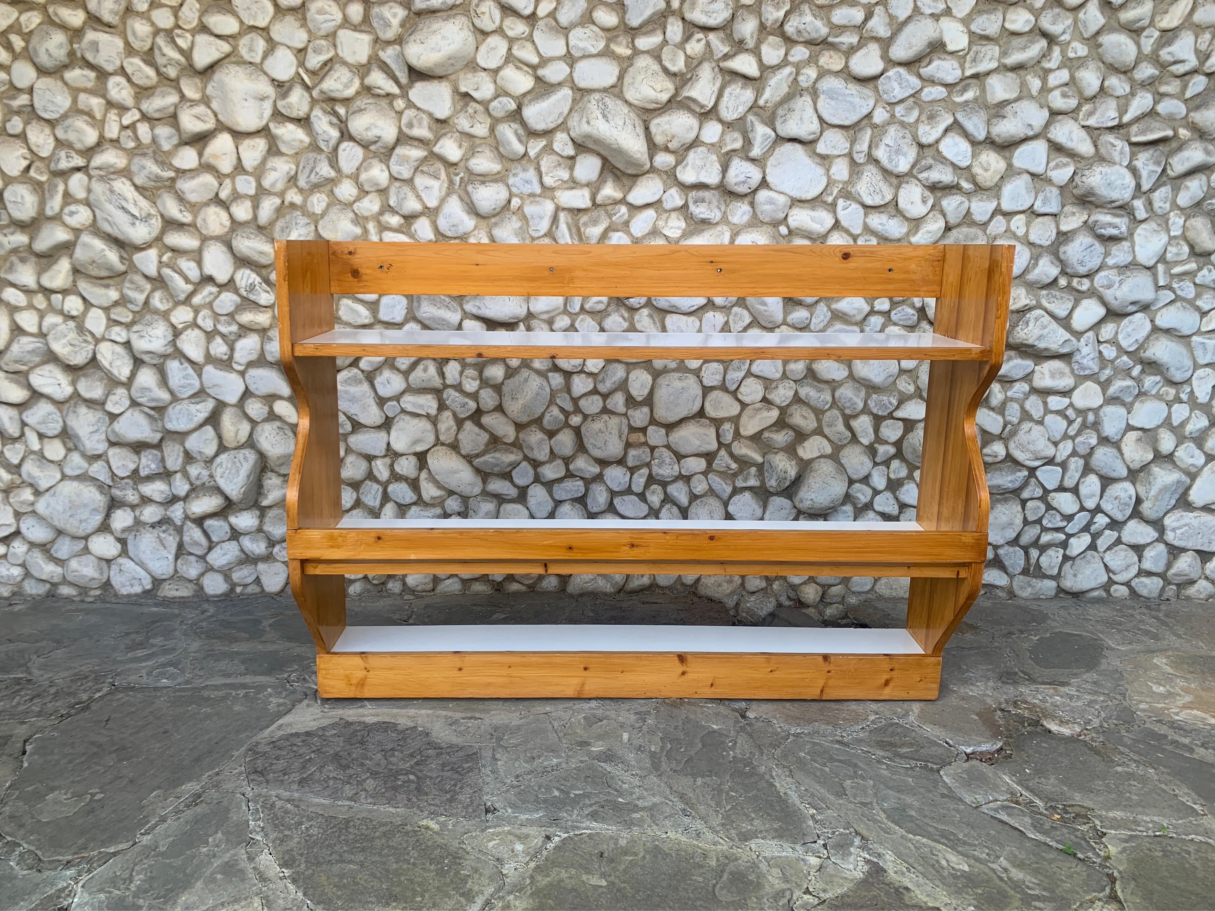 Comò / Scaffale / Armadio progettato da Charlotte Perriand per Les Arcs, una stazione sciistica nelle Alpi. Questa cassettiera proviene da una cucina di Les Arcs 1800, Résidence La Nova.

Prodotto in Francia negli anni '60 o '70. Realizzato in legno