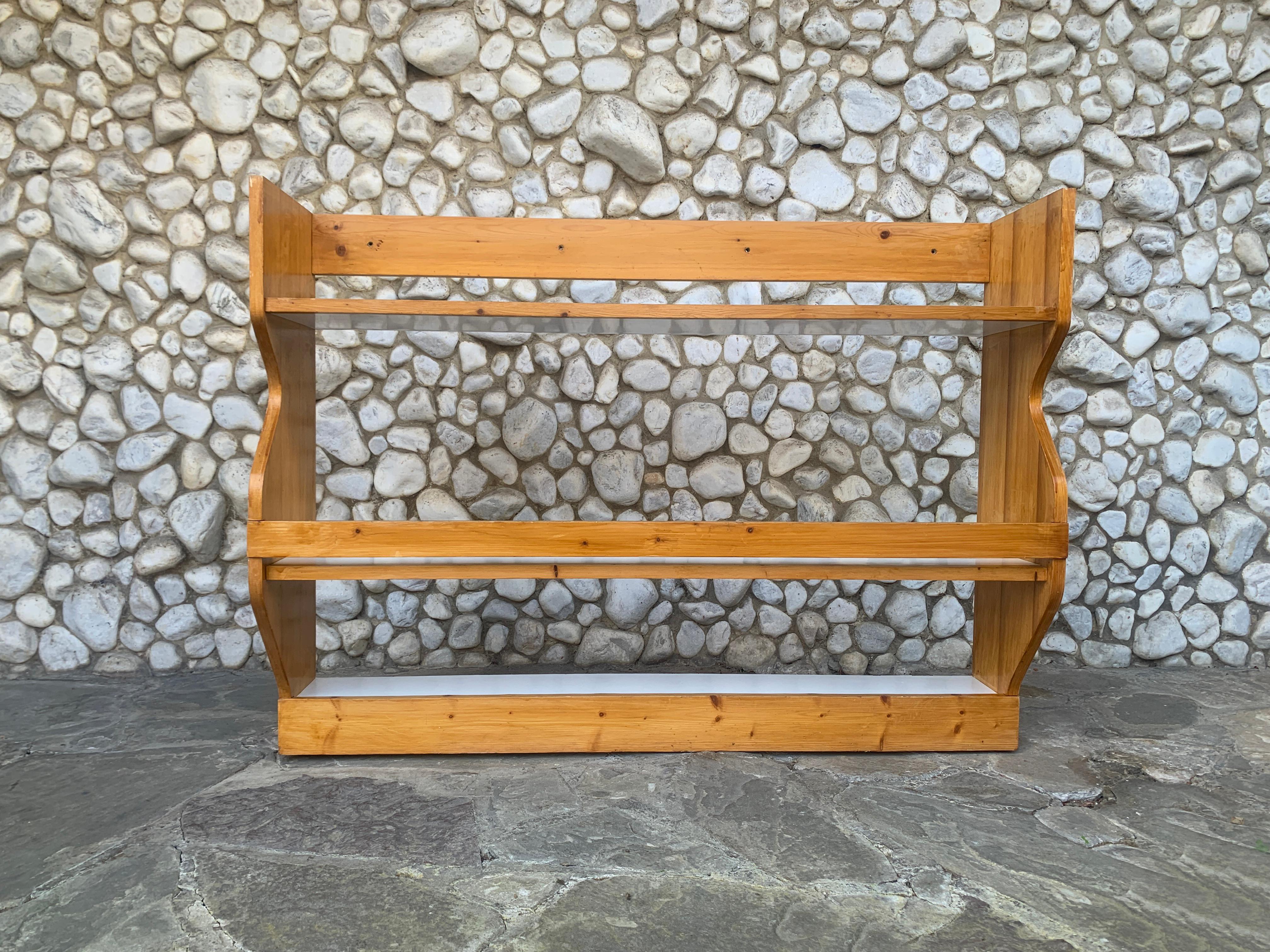 Mid-Century moderno Comò di Charlotte Perriand per la stazione sciistica Les Arcs 1800 in legno di pino, anni '60 in vendita