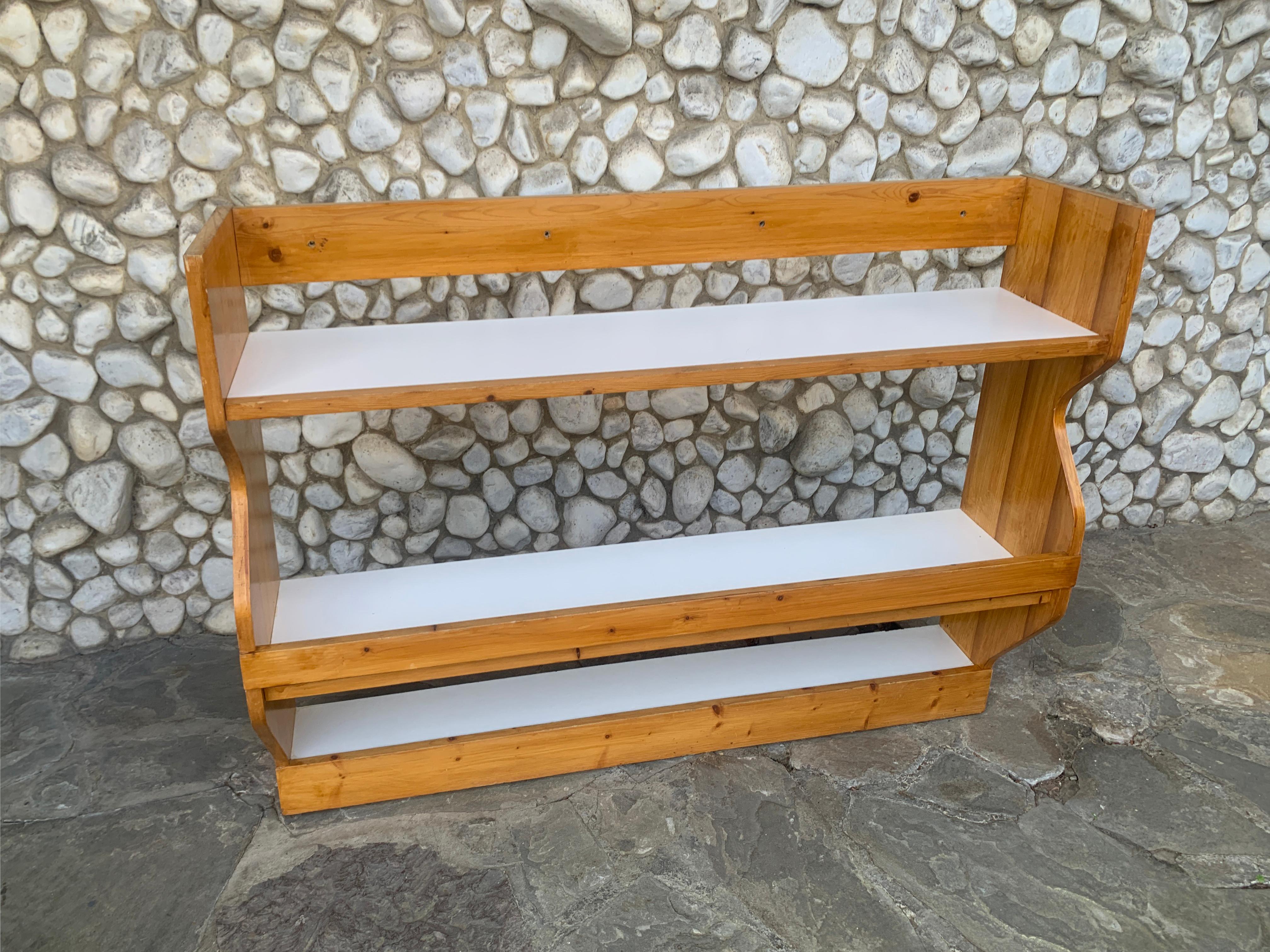 Francese Comò di Charlotte Perriand per la stazione sciistica Les Arcs 1800 in legno di pino, anni '60 in vendita