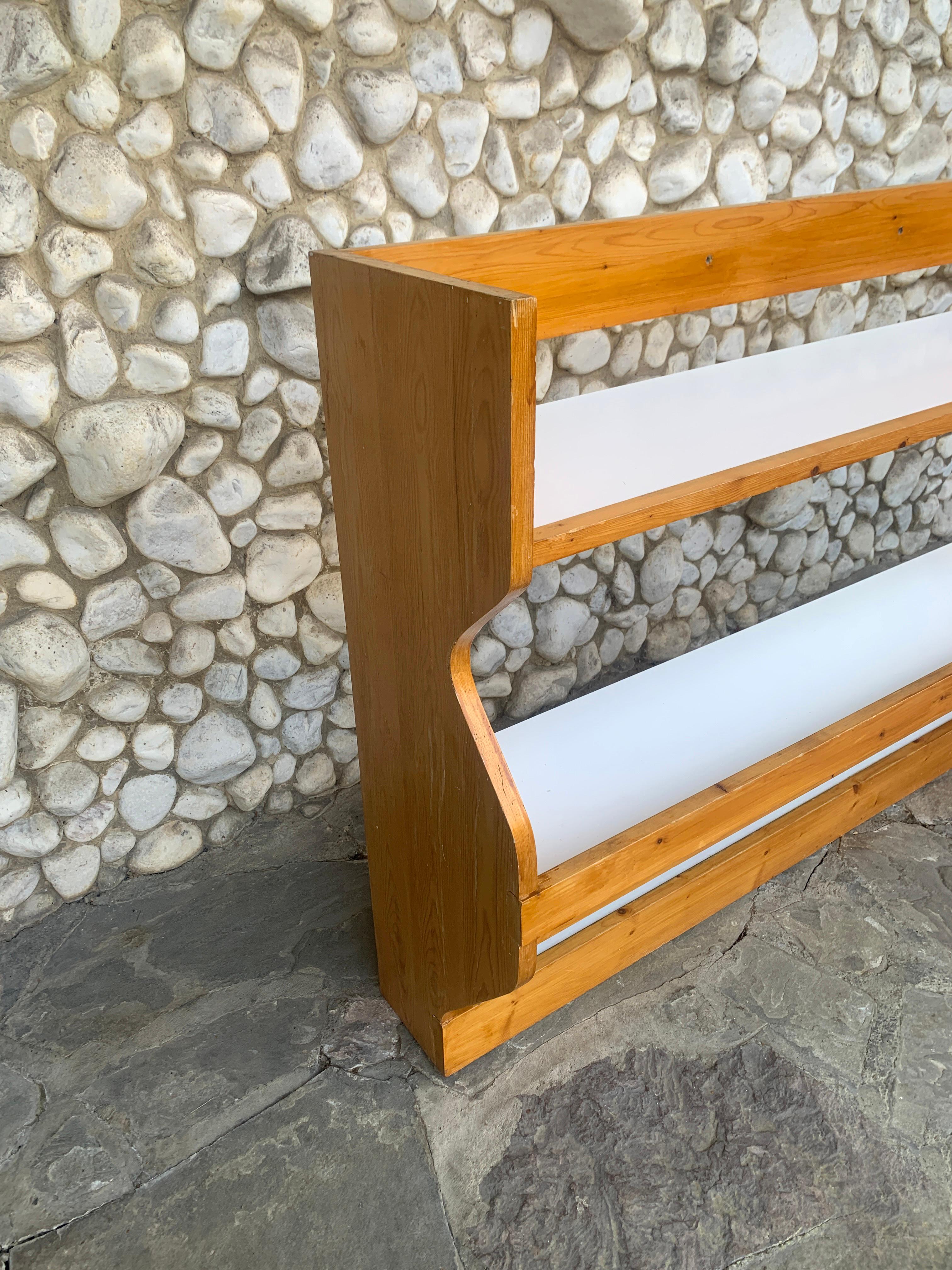 Comò di Charlotte Perriand per la stazione sciistica Les Arcs 1800 in legno di pino, anni '60 In condizioni discrete in vendita a Vorst, BE