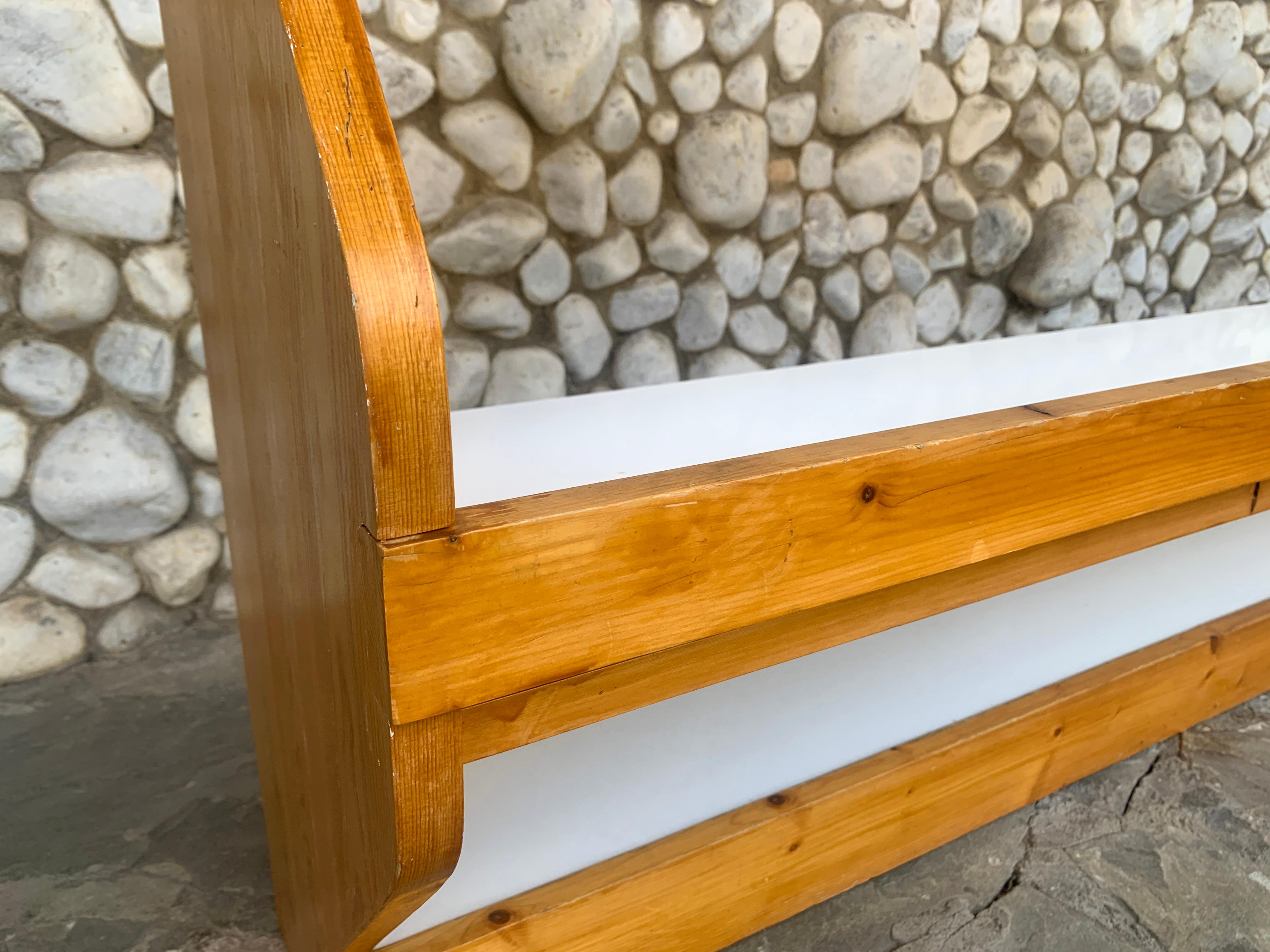 XX secolo Comò di Charlotte Perriand per la stazione sciistica Les Arcs 1800 in legno di pino, anni '60 in vendita