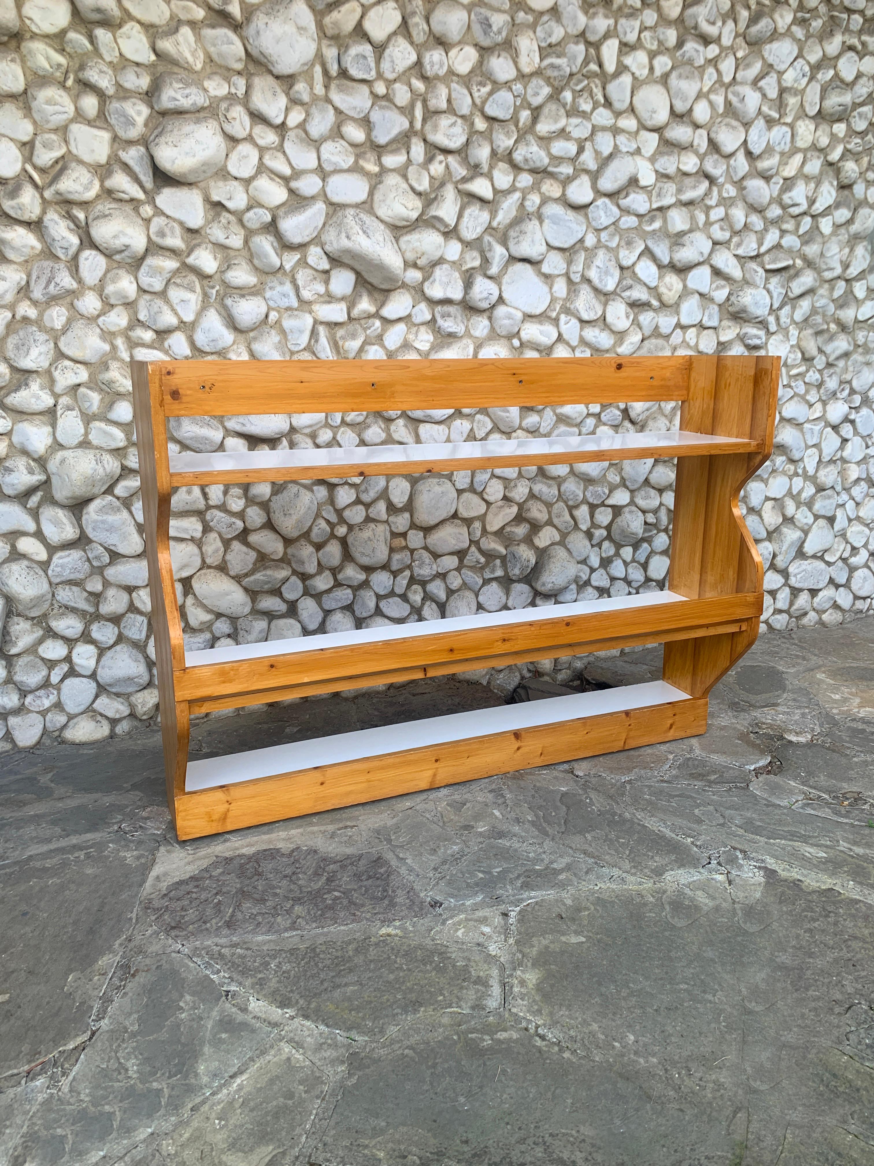 Pino Comò di Charlotte Perriand per la stazione sciistica Les Arcs 1800 in legno di pino, anni '60 in vendita