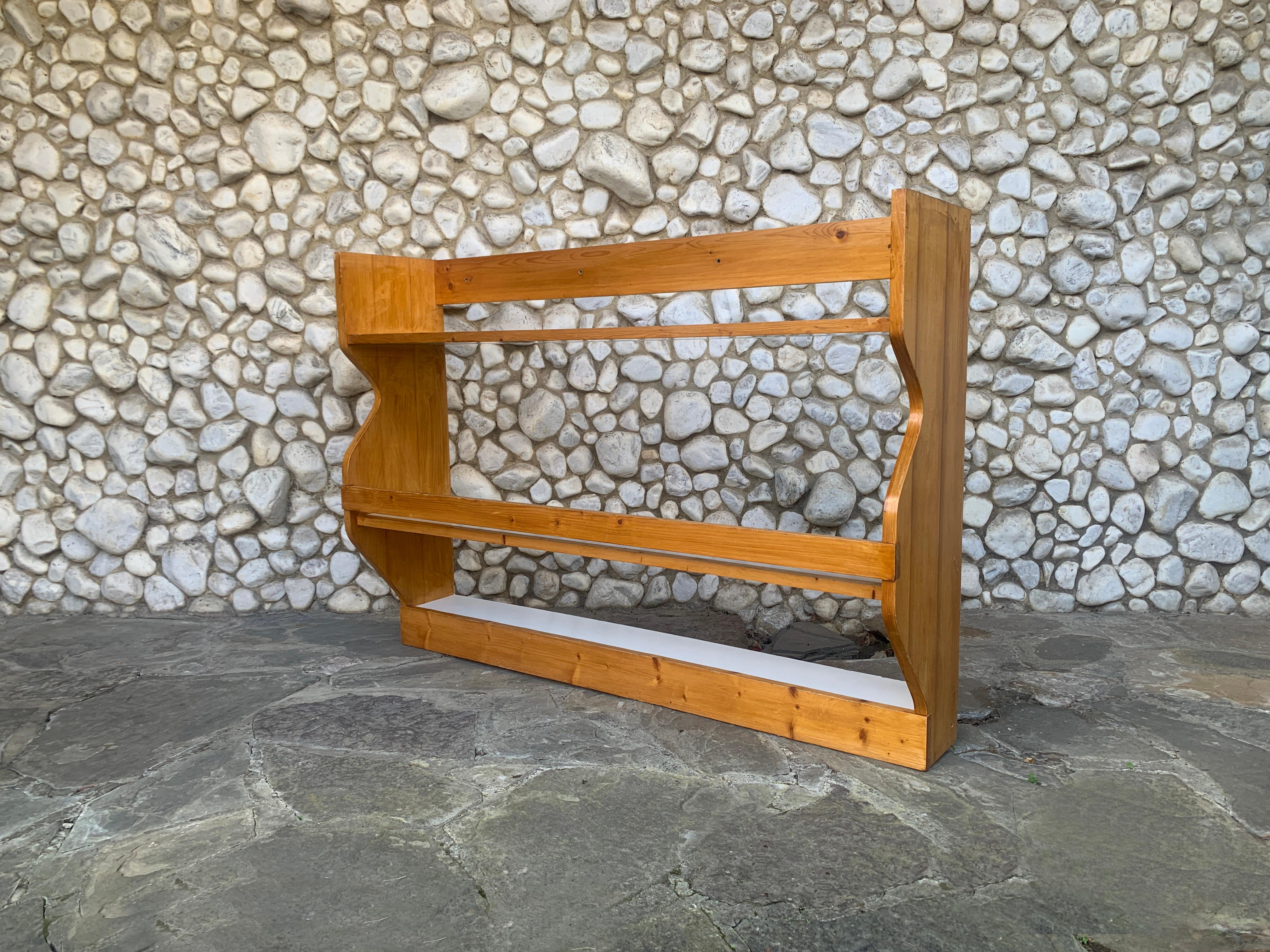 Comò di Charlotte Perriand per la stazione sciistica Les Arcs 1800 in legno di pino, anni '60 in vendita 1