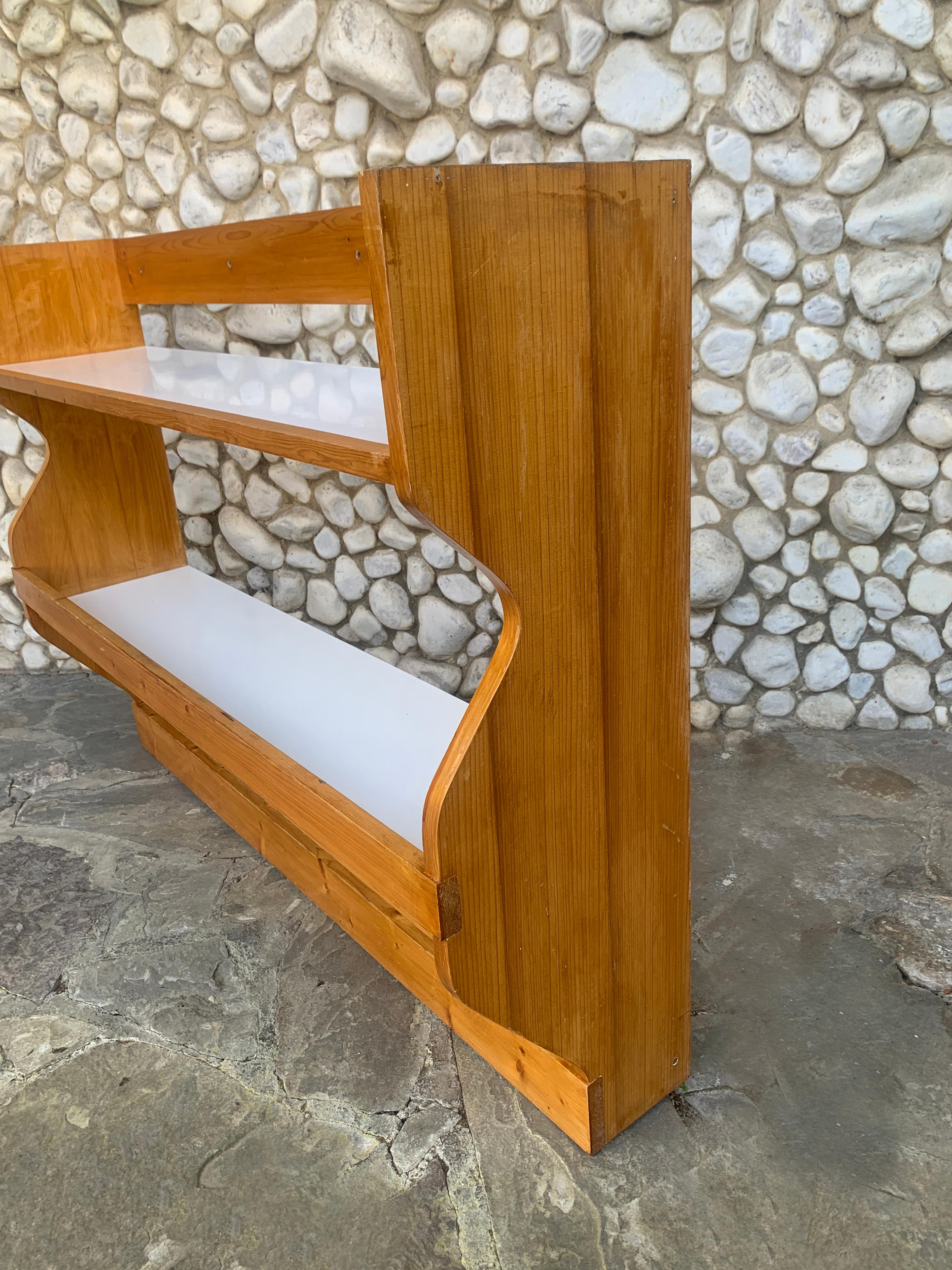 Comò di Charlotte Perriand per la stazione sciistica Les Arcs 1800 in legno di pino, anni '60 in vendita 2