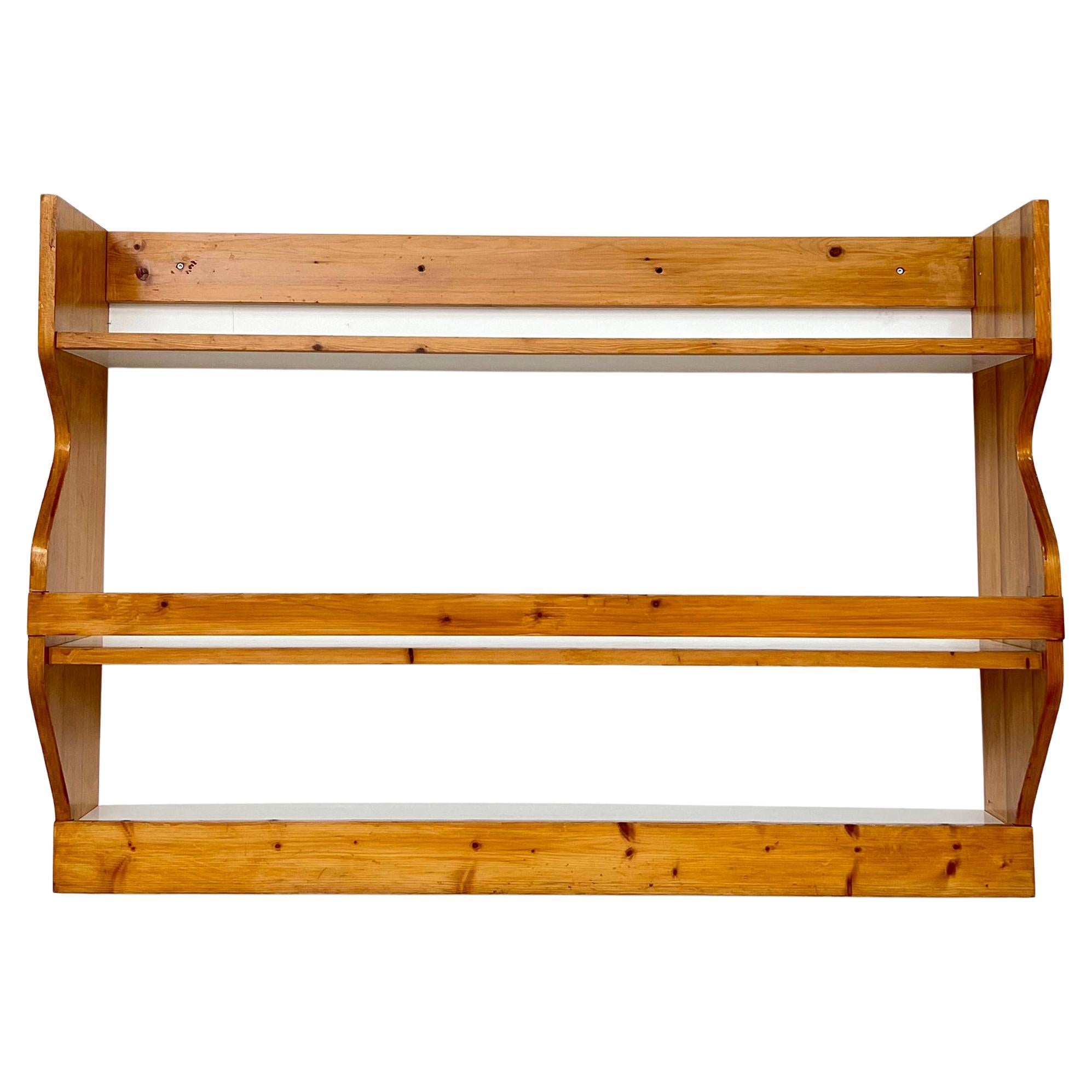 Comò di Charlotte Perriand per la stazione sciistica Les Arcs 1800 in legno di pino, anni '60