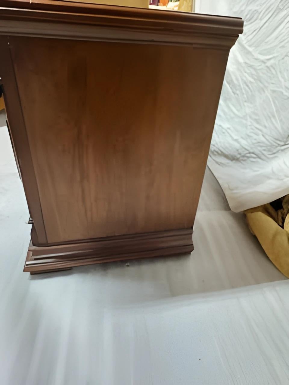 20ième siècle Table de nuit à 3 tiroirs de Drexel Furniture en vente