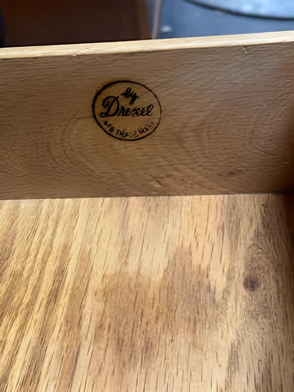 Table de nuit à 3 tiroirs de Drexel Furniture en vente 1