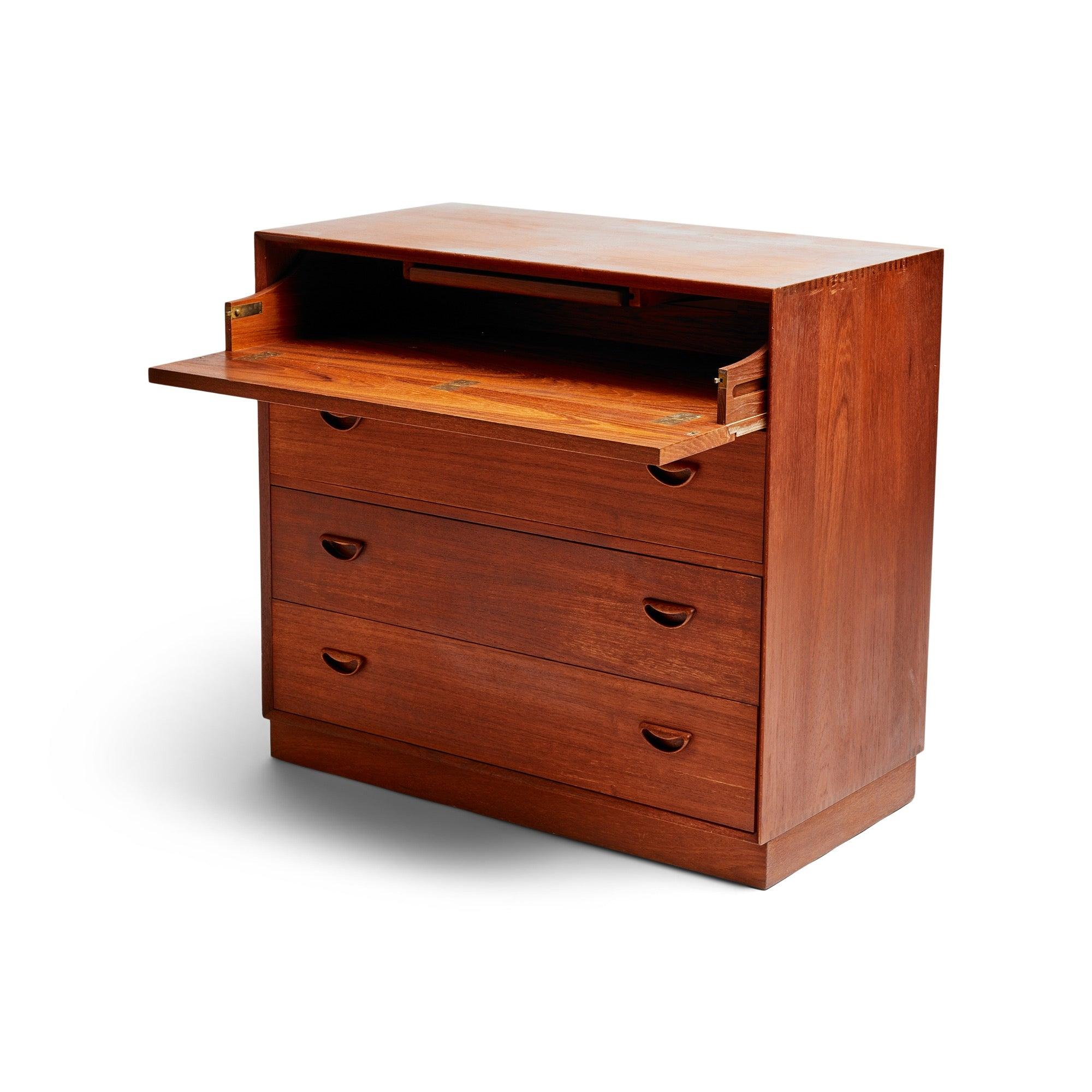 Comò o credenza in teak con tiretti incassati, incastri a coda di rondine a vista, tre cassetti inferiori e un piano di lavoro a ribalta.