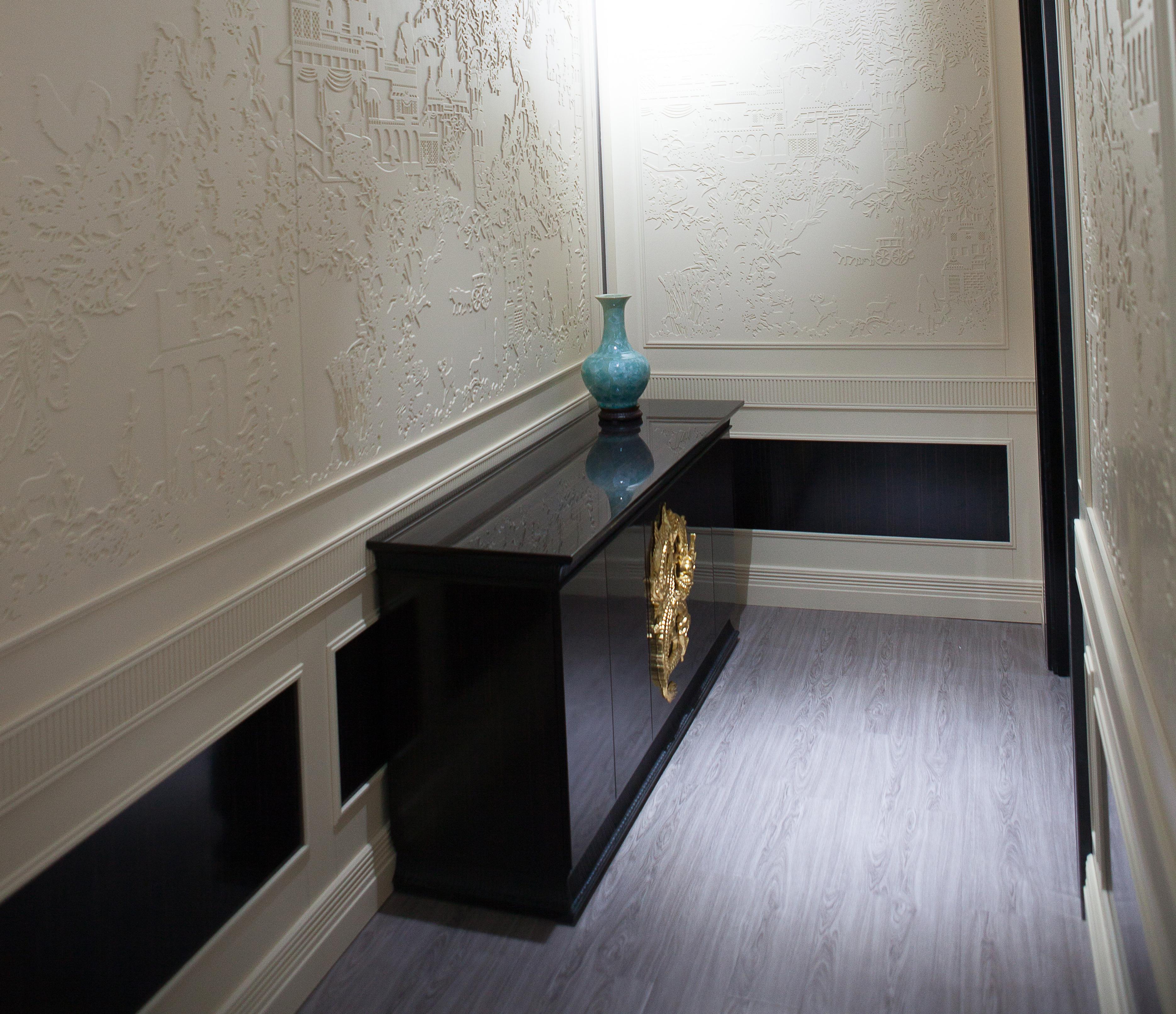 Commode de style Chinoiserie en bois d'ébène, sculptée à la main et plaquée or en vente 1