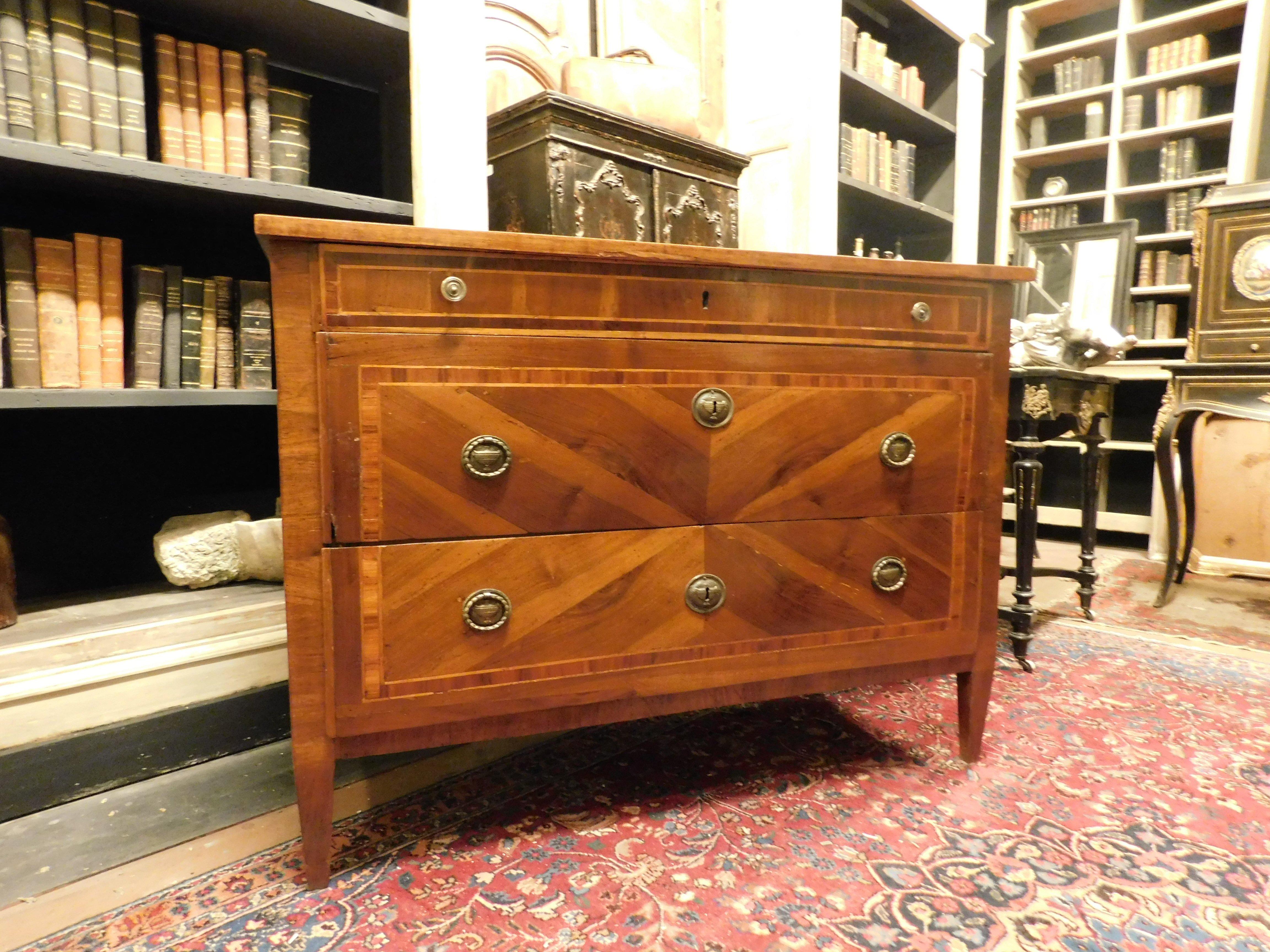 Antique Louis XVI dresser, chest of drawers, veneered and inlaid with highlighted walnut wood (light and dark) with three drawers and original handles, coming from Genoa (Italy) from the 18th century, maximum dimensions cm w 119 x H 87 x D 59.
Ideal