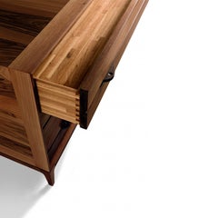Comò in legno massiccio Binario, noce con finitura naturale fatta a mano, contemporaneo