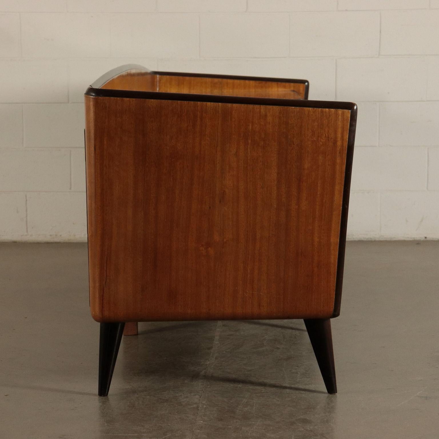 Mid-Century Modern Commode en placage de loupe d'acajou Italie 1950s-1960s Italian Prodution en vente