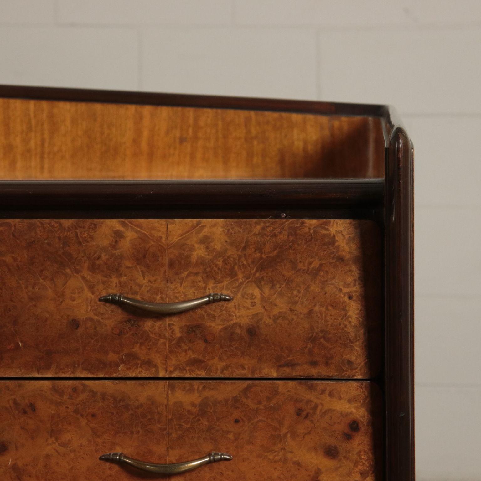 Commode en placage de loupe d'acajou Italie 1950s-1960s Italian Prodution Bon état - En vente à Milano, IT