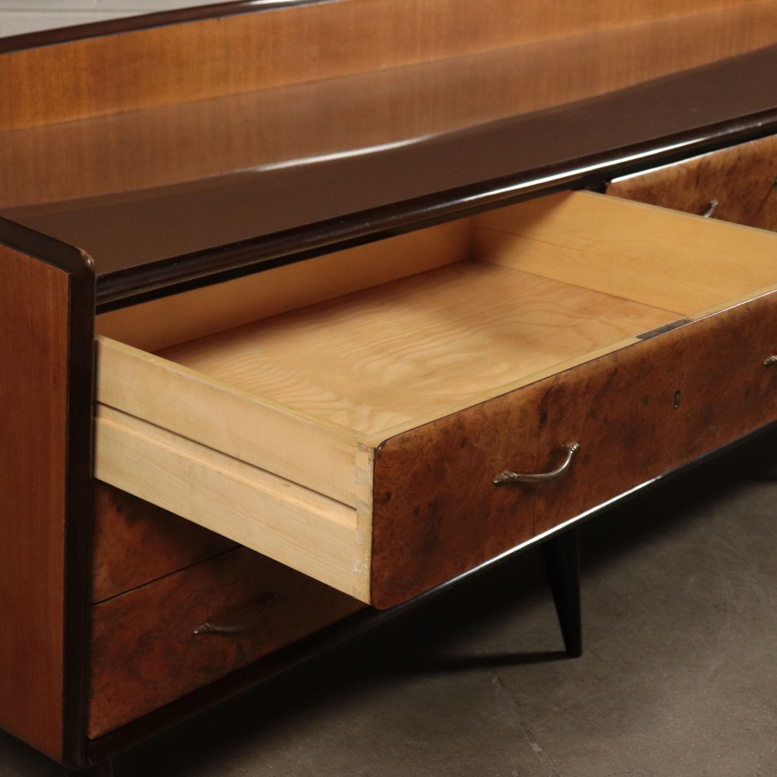 20ième siècle Commode en placage de loupe d'acajou Italie 1950s-1960s Italian Prodution en vente