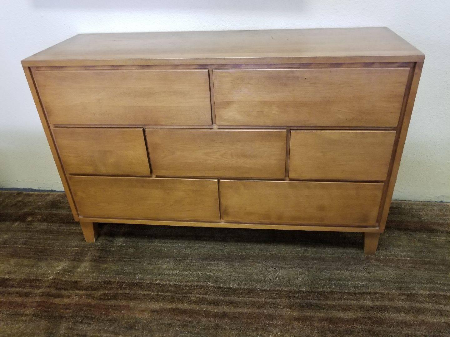 Stylish and functional seven-drawer dresser or chest of drawers by Leslie Diamond for the ModernMates collection manufactured by Conant Ball of Massachusetts, circa 1950s. The dresser is in very good vintage condition and is made of solid birch with