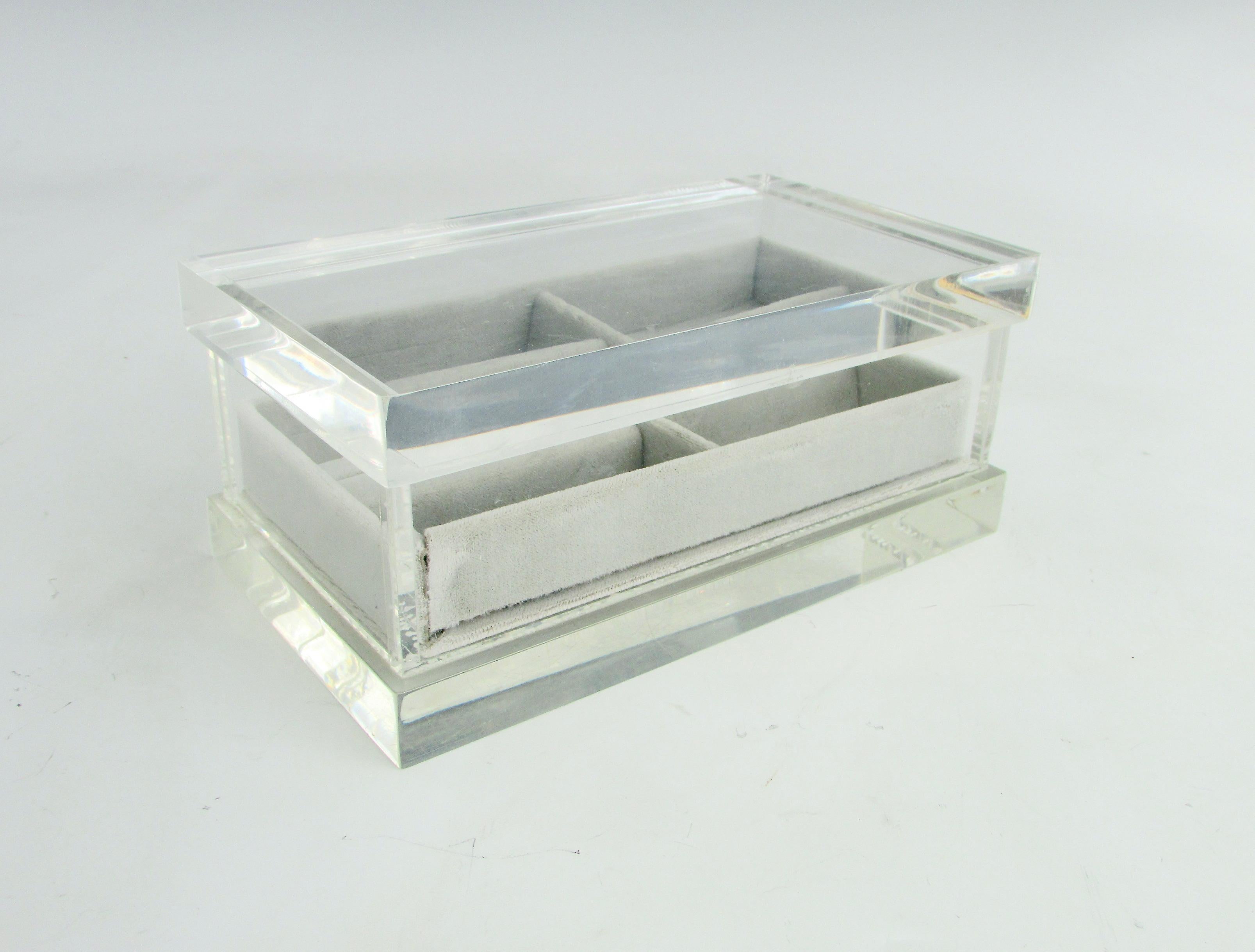 Commode et coffret à bijoux en lucite avec couvercle ajusté Bon état - En vente à Ferndale, MI