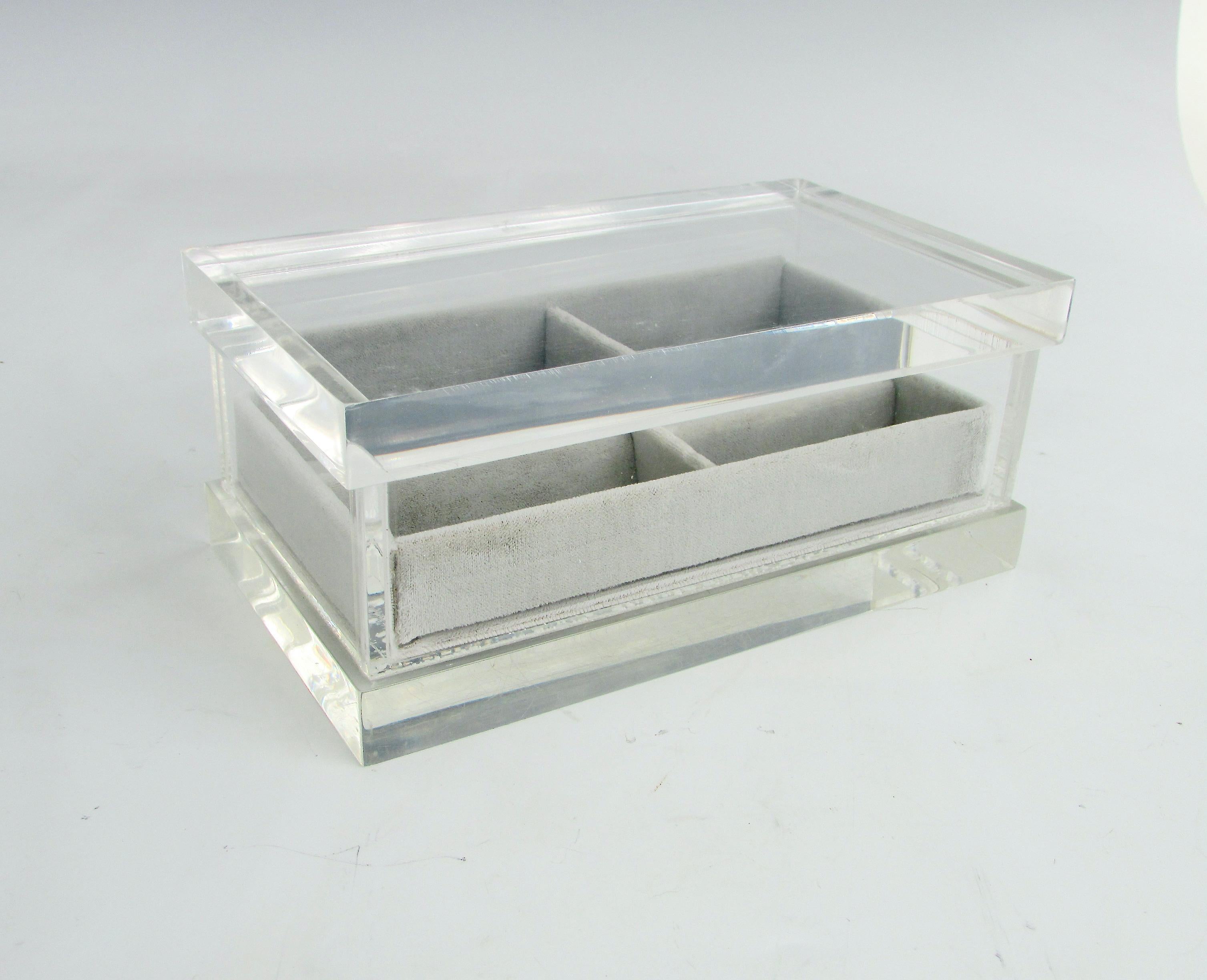 Dresser Top Lucite Jewelry Box with Fitted Lid In Good Condition For Sale In Ferndale, MI