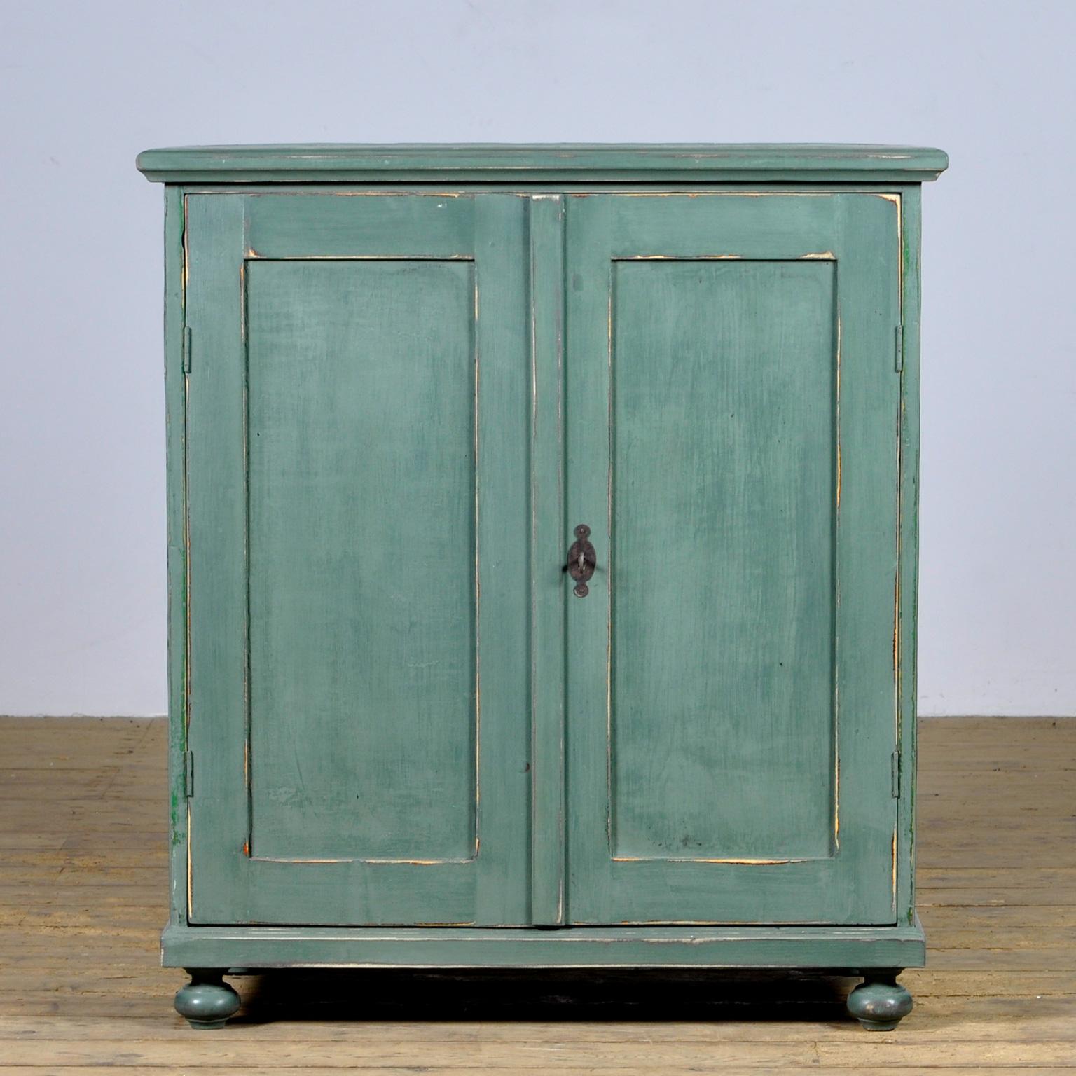 Pine dresser from the 1940s with 8 drawers. All drawers are made with dovetail joints.