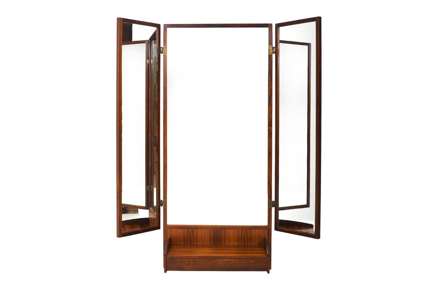 Raro specchio pieghevole danese in legno scuro. Bellissima grana. Design di Meklvin Mikkelsen degli anni '60. Lo specchio può essere aperto su entrambi i lati. Sotto c'è un piccolo cassetto per riporre gli oggetti.
H. 145 cm / L. 67 cm / P. 30 cm /