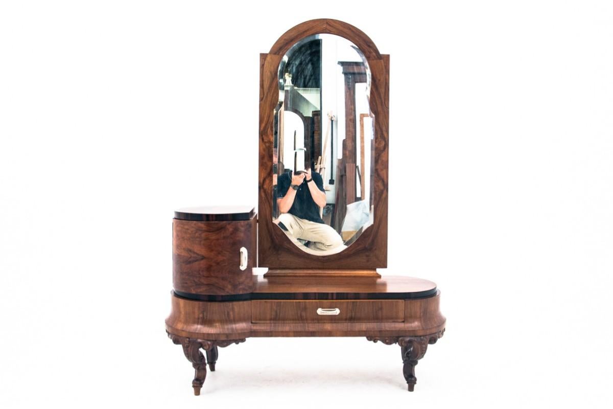 Coiffeuse italienne - miroir tremo de style Art Déco.

Années 1920 - Italie

Le mobilier est en très bon état, après une rénovation professionnelle.

Dimensions :

Coiffeuse : hauteur 156 cm / largeur 132 cm / profondeur 45 cm