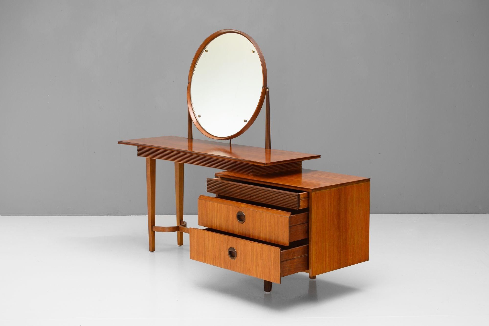 Table de toilette du milieu du siècle par Ellliots of Newbury. Réparation du plateau de table comme indiqué sur les images. Remise à neuf. Angleterre vers 1960.

H 139/71cm x L 165cm x P 46cm