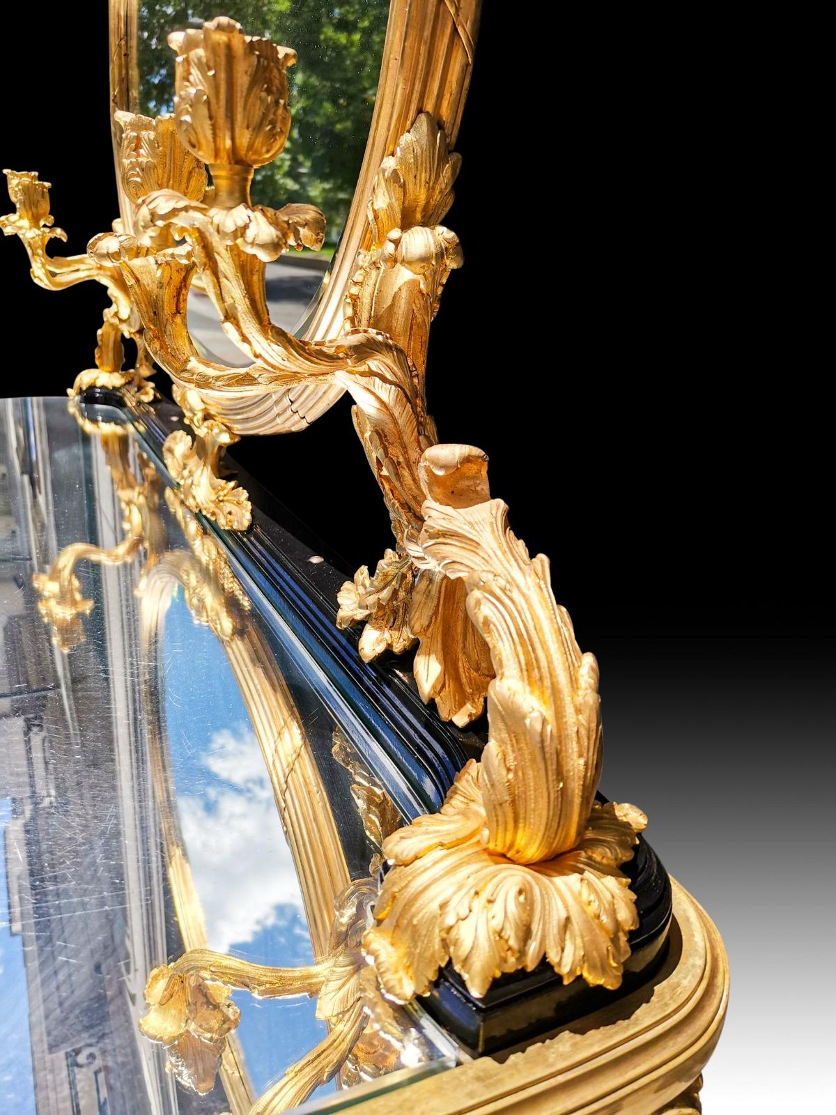 Table à langer
Par la Maison Krieger, Paris, vers 1890
Avec un miroir ovoïde flanqué de deux branches de bougie de chaque côté, un plateau façonné et trois tiroirs en frise, le dessus d'un tiroir est estampillé 