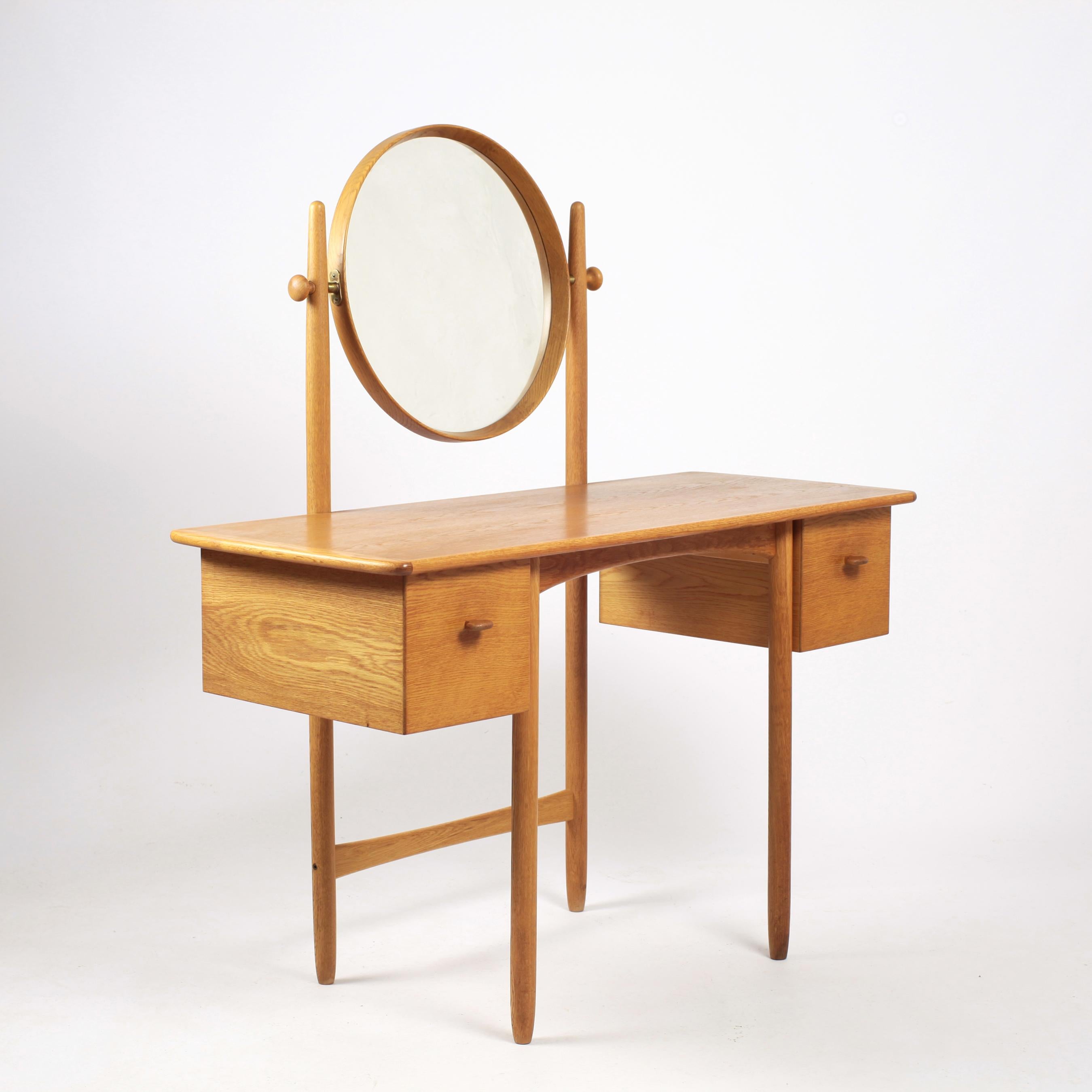 Very chic dressing table by Sven Engström and Gunnar Myrstrand.
Oak, glass and brass details, an original and elegant piece.
Stamped.
