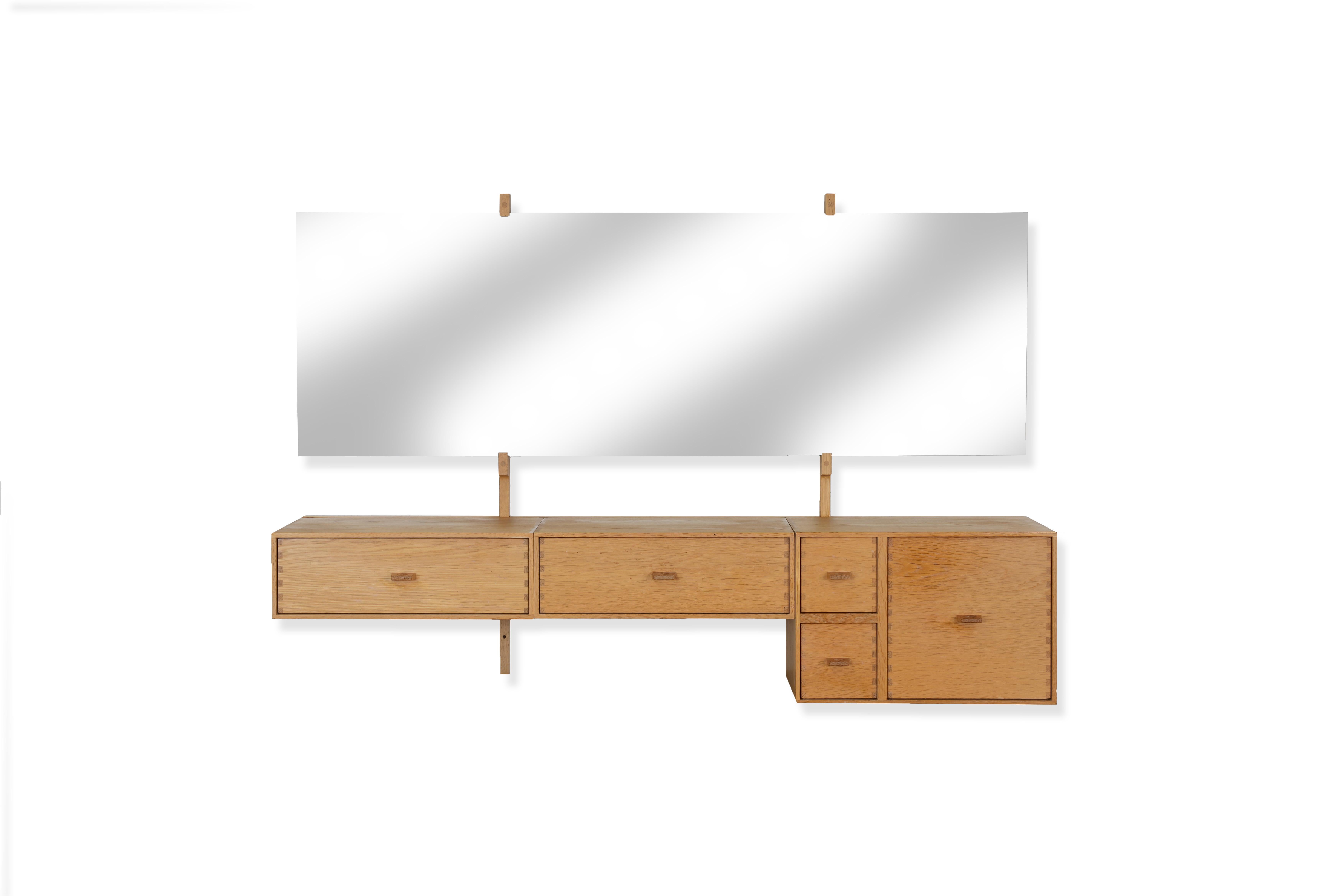 Beautiful wall dressing table by Uno and Östen Kristiansson, made from oak. Cool details in the joinery and the sculpted handles on the drawers.
In great original condition and ready for usage.