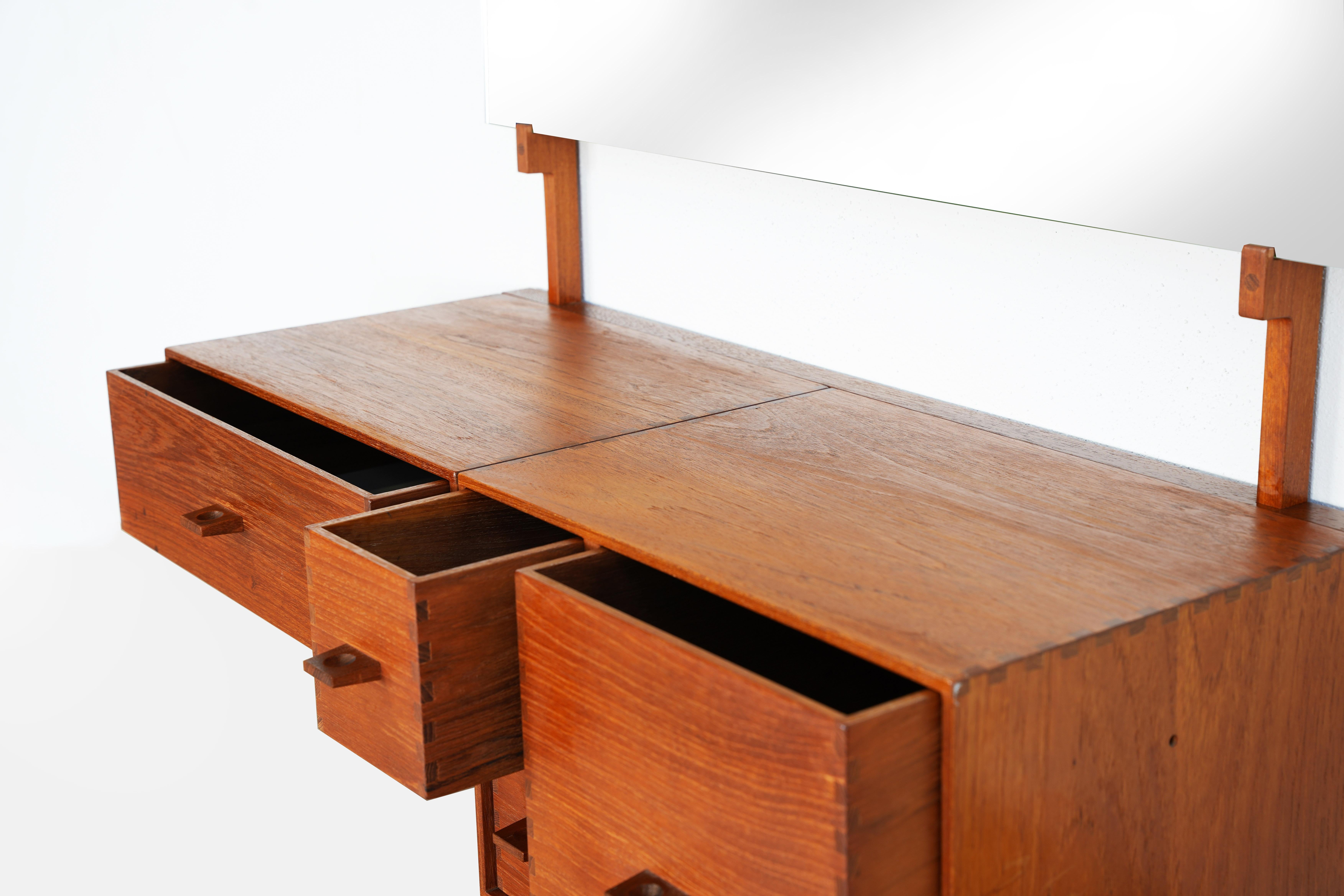 20ième siècle Coiffeuse par Uno & Östen Kristiansson pour Luxus Teak, Suède années 1960 en vente