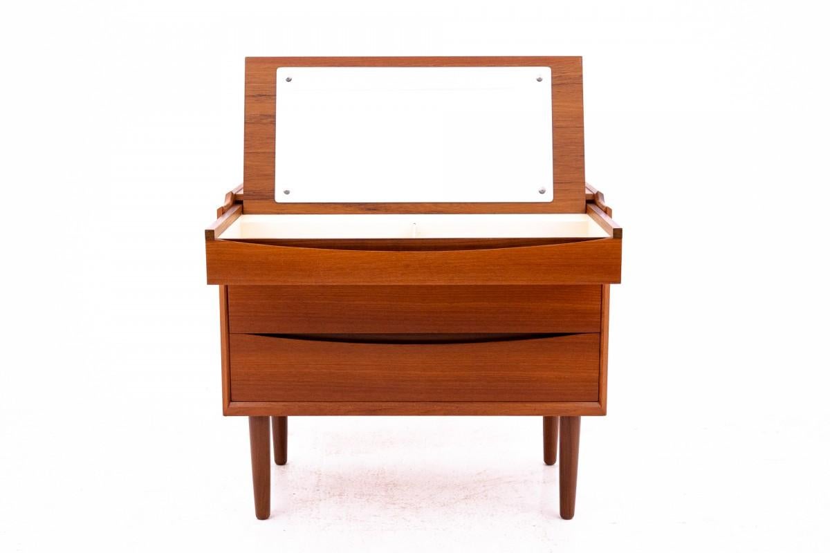 Danois Table de chambre danoise, design danois, années 1960 Après la rénovation. en vente