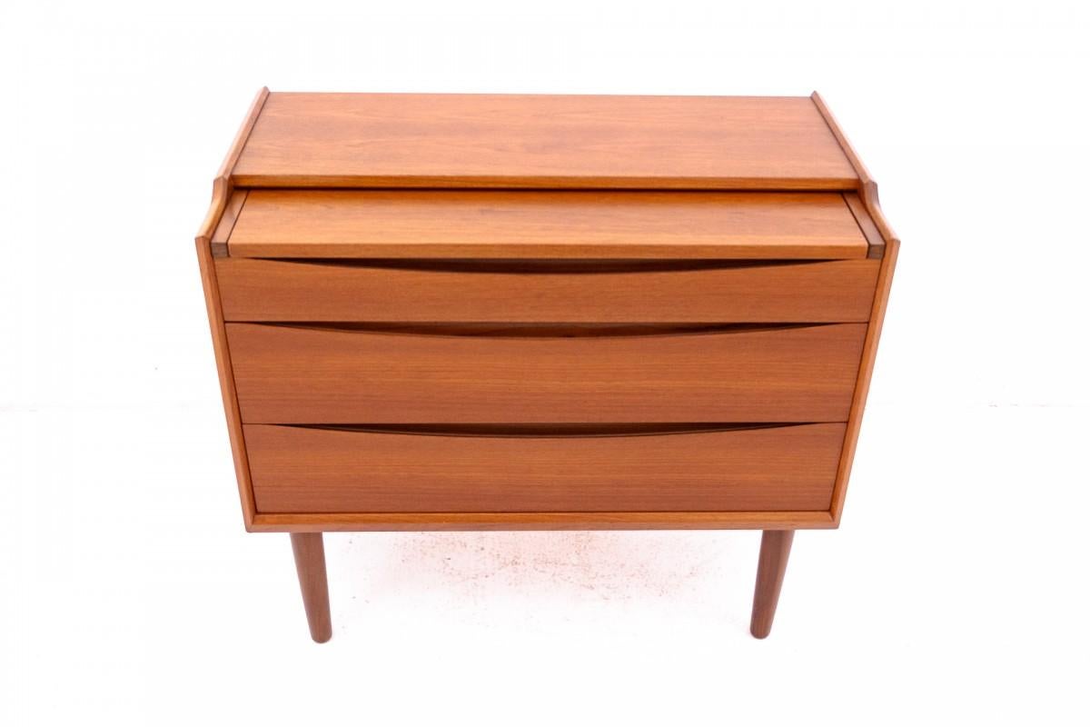 Teck Table de chambre danoise, design danois, années 1960 Après la rénovation. en vente