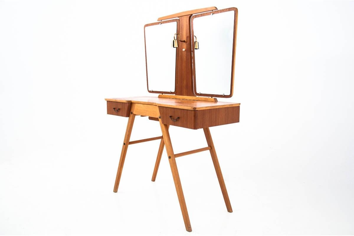 Dressing table, Denmark, 1960s
Place for a lightbulb in the middle 
Very good condition.

Wood: teak

Dimensions: Height 131 cm, width 96 cm, depth 40 cm.