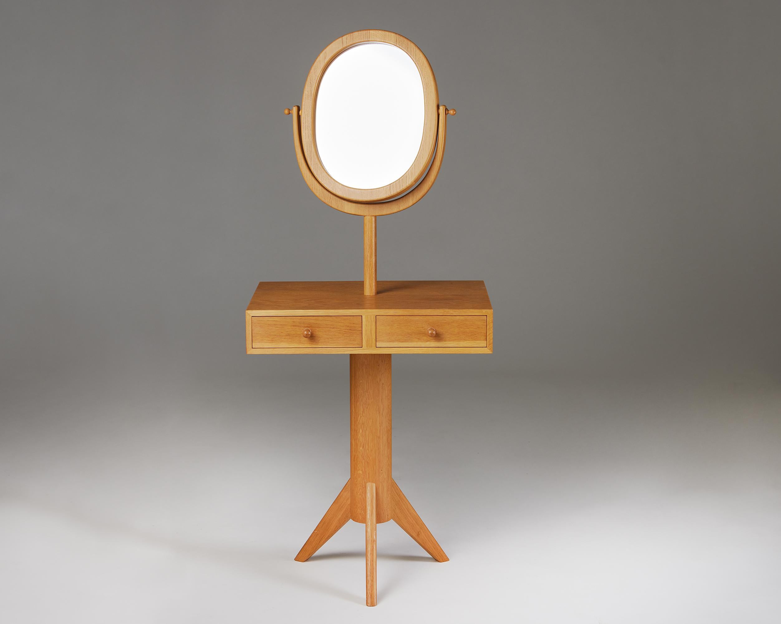 Schminktisch, entworfen von Erik Höglund für Kopparfly,
Schweden. 1960s.
Eiche und Spiegelglas.

Maße: H: 130 cm / 4' 3''
B: 55 cm / 21 2/3''
T: 42 cm / 16 1/2''.