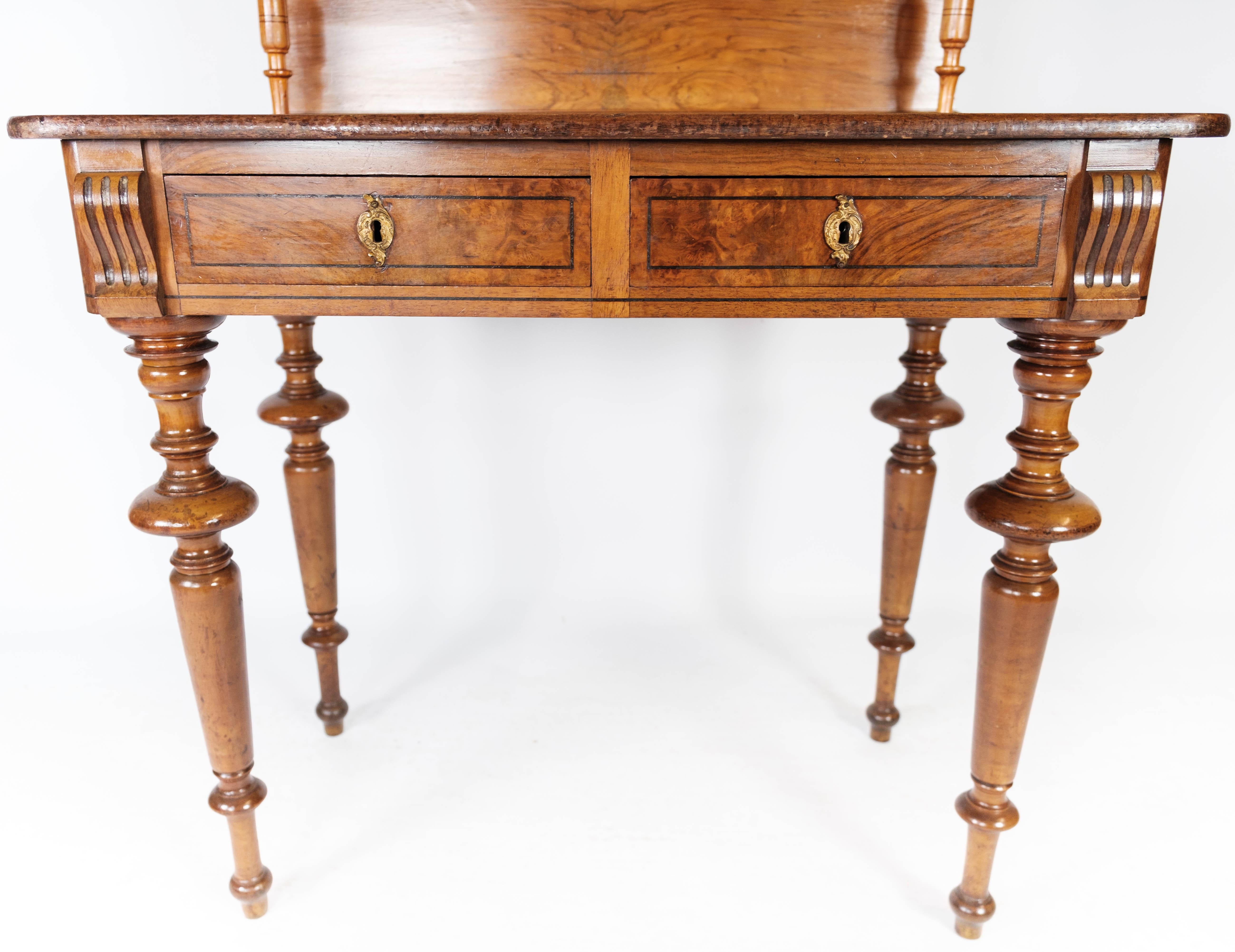 Dressing table/desk of walnut and decorated with carvings, in great antique condition from the 1880s.
   