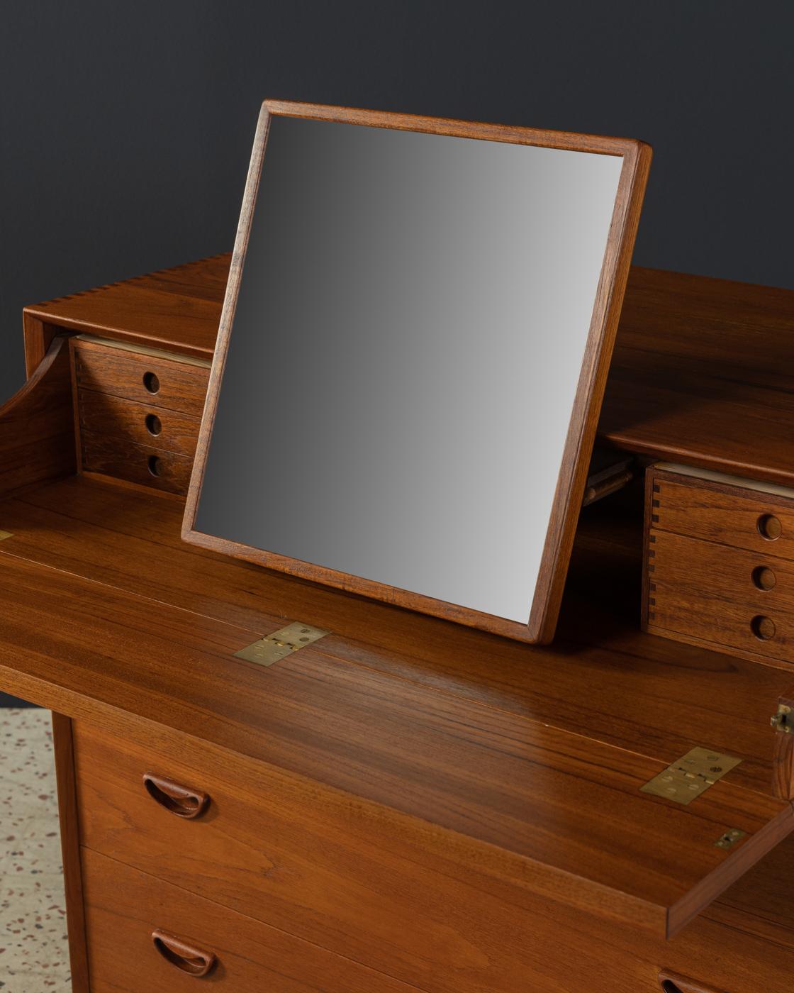 Rare dressing table/bureau from the 1960s. High-quality corpus made of solid teak with three drawers, six internal drawers, one pull-out work surface, a mirror and a wooden base in teak.

Quality Features:
 accomplished design: perfect