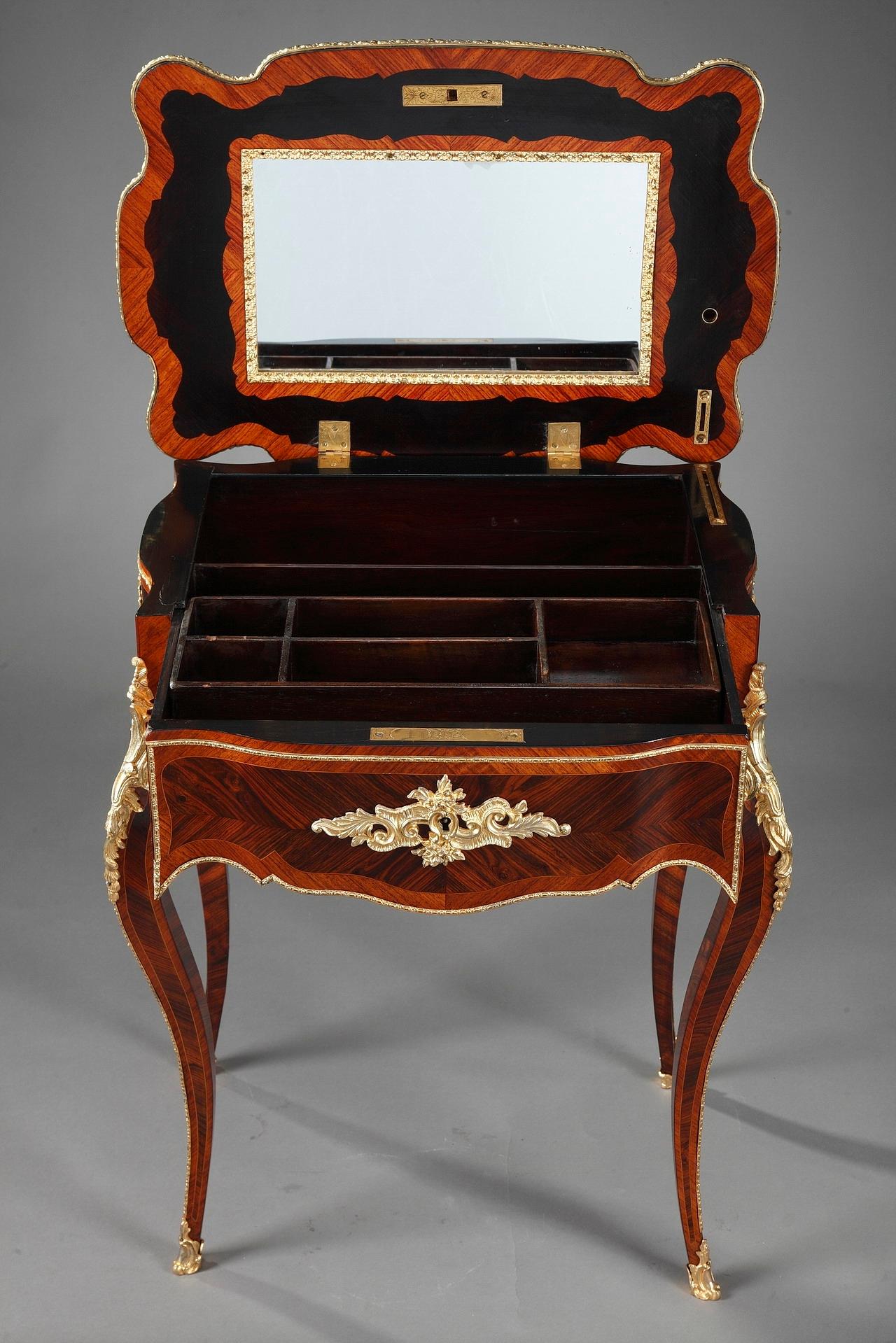 Dressing Table in Exotic Wood Veneers and Marquetry in Louis XV Style In Good Condition In Paris, FR