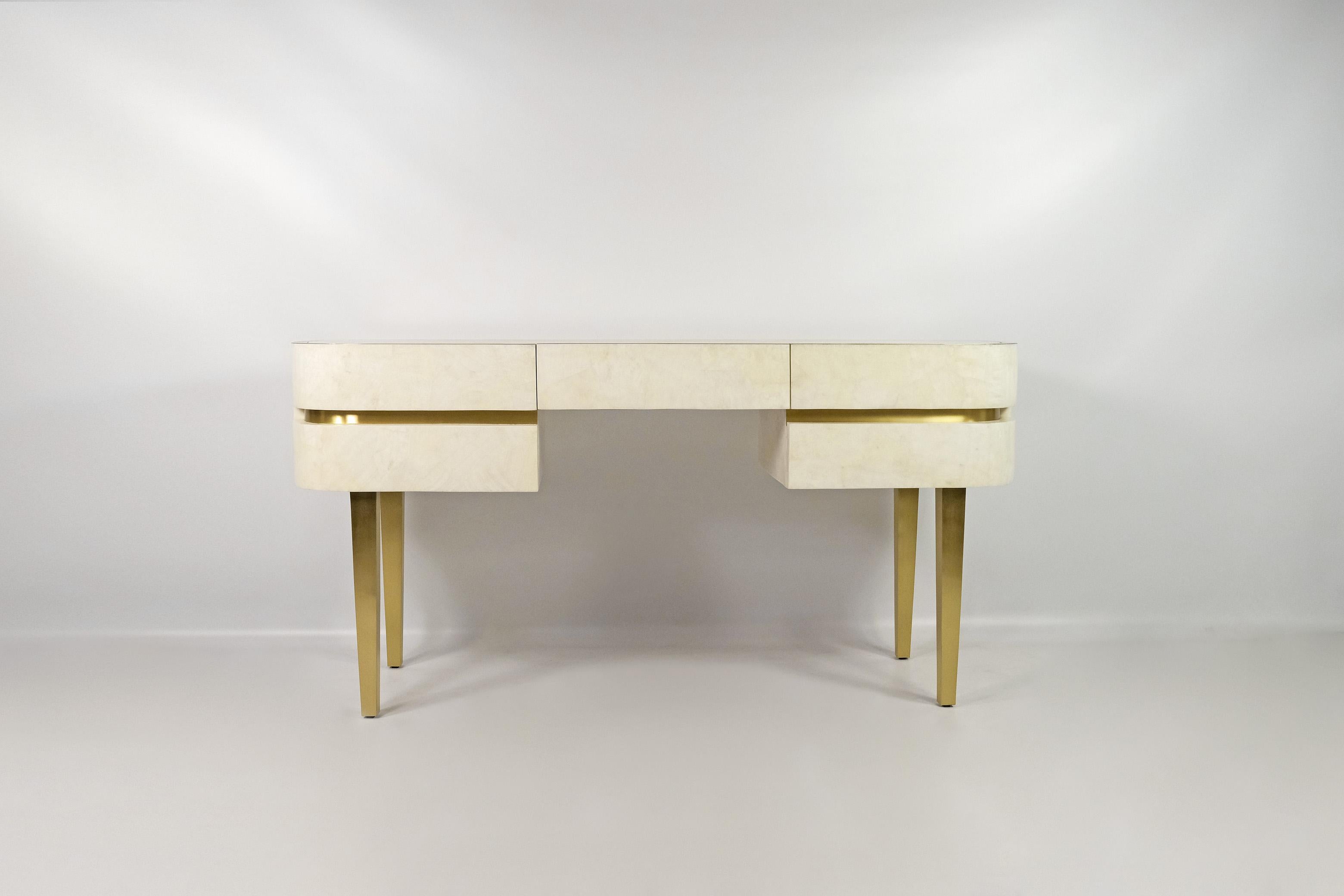This dressing table has 4 drawers and it is made of white rock crystal marquetry with brass trims.
The 4 feet are in brass.

2 drawers on the right side, 1 drawer in the center and 1 higher drawer on the left side.

The interior is in light oak