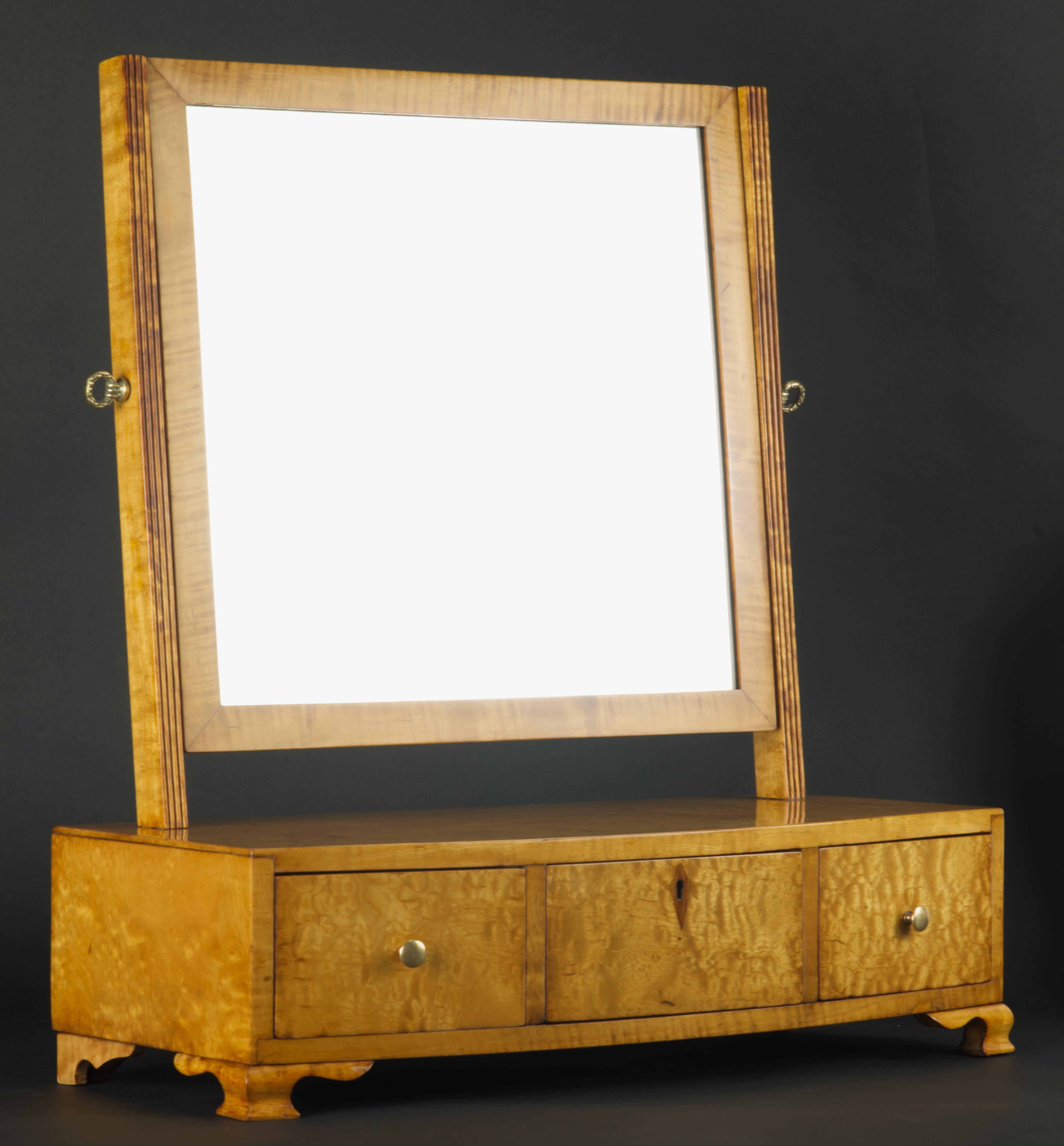 Dressing Table Mirror in highly figured maple. Early 1800s.  For Sale 8