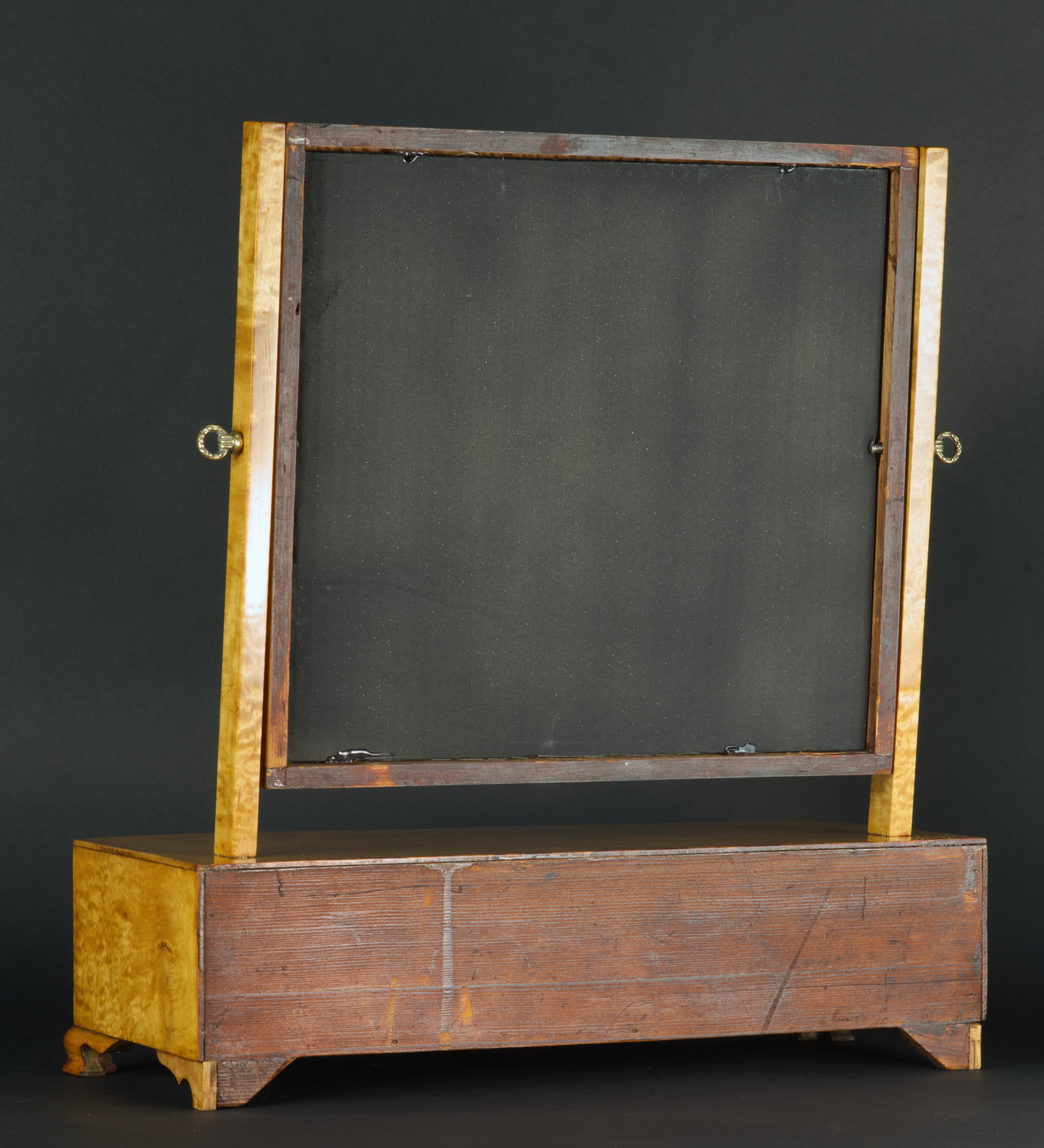 Dressing Table Mirror in highly figured maple. Early 1800s.  For Sale 9