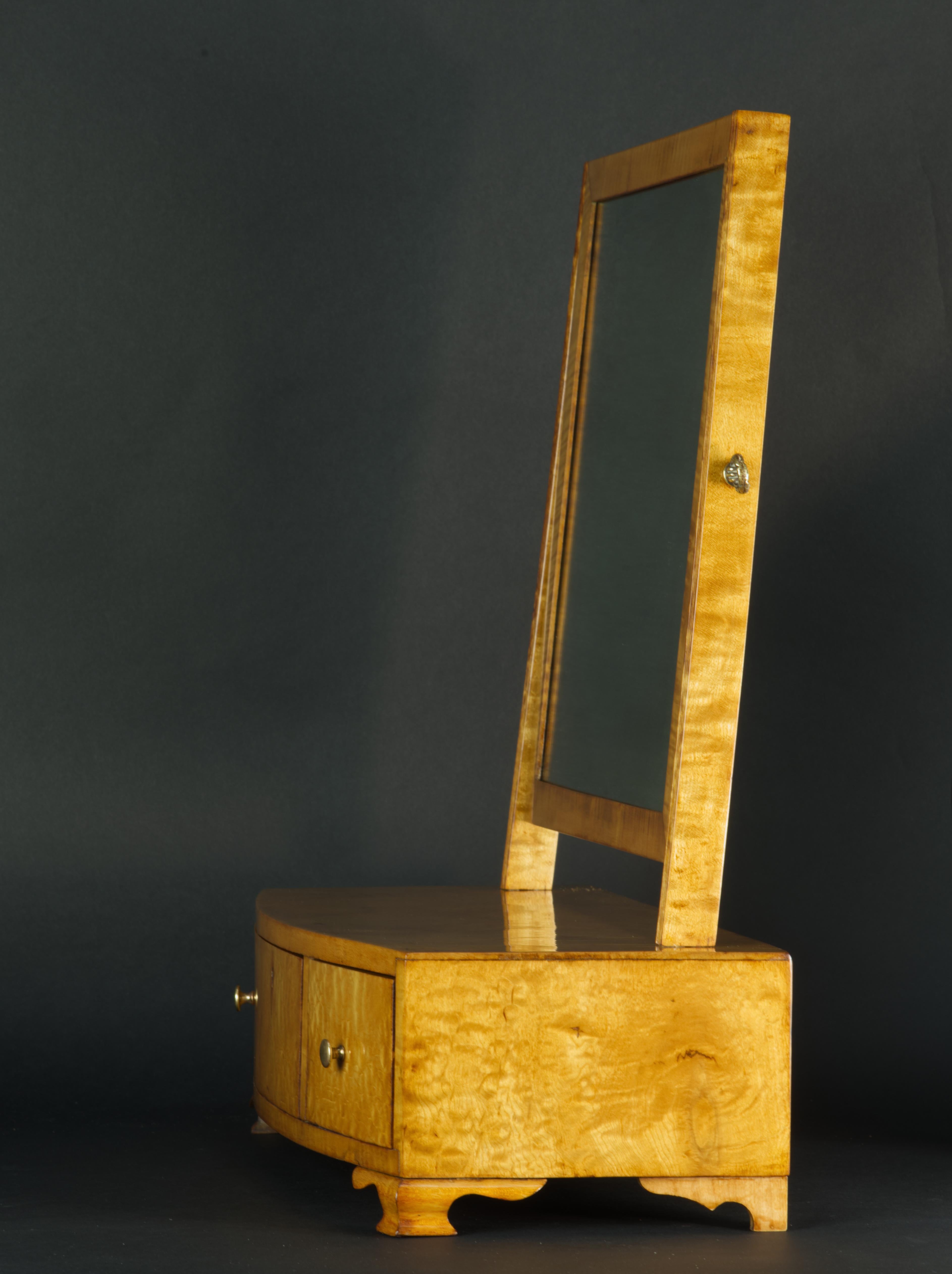 Dressing Table Mirror in highly figured maple. Early 1800s.  For Sale 10
