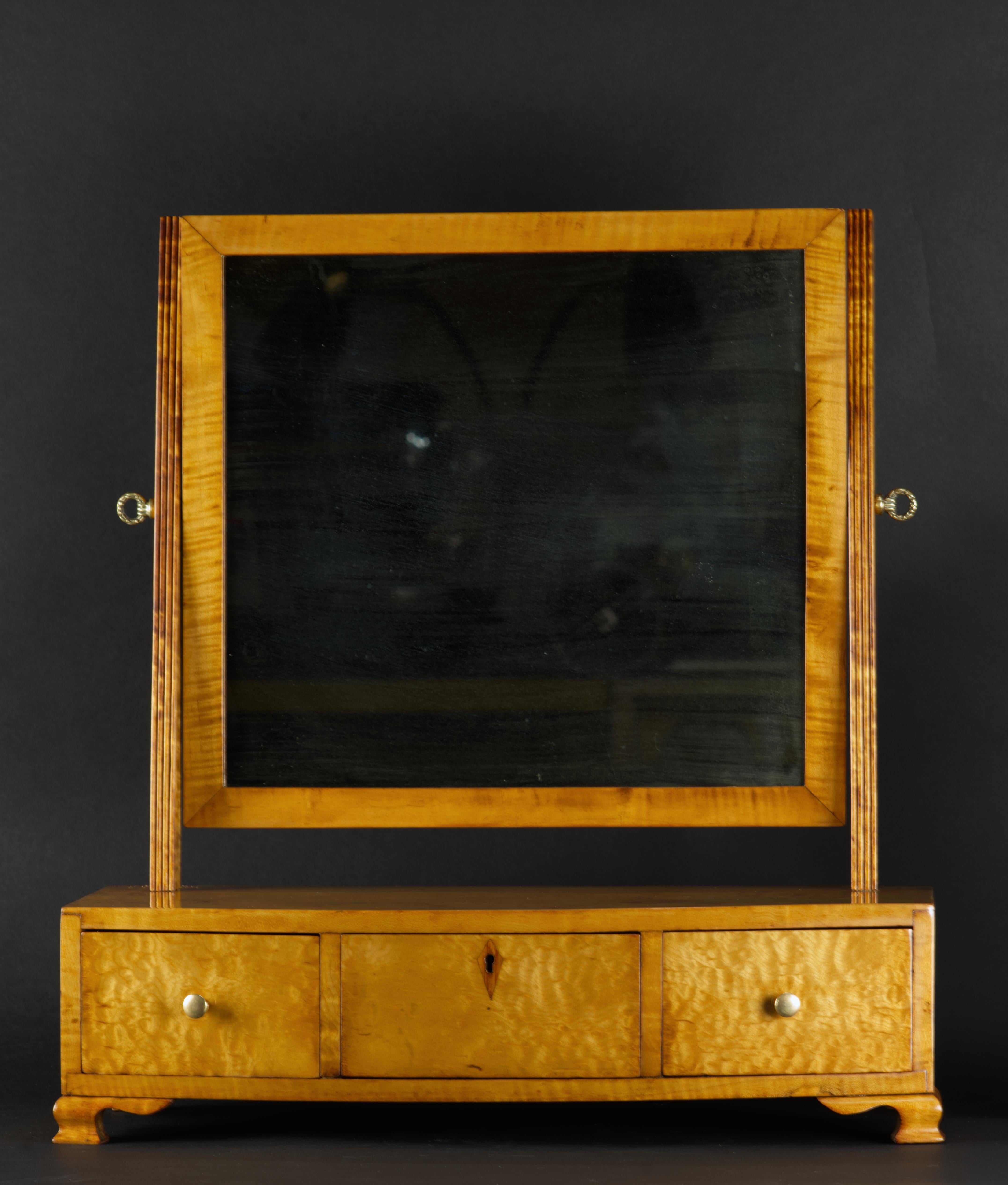 Dressing Table Mirror in highly figured maple. Early 1800s.  For Sale 12