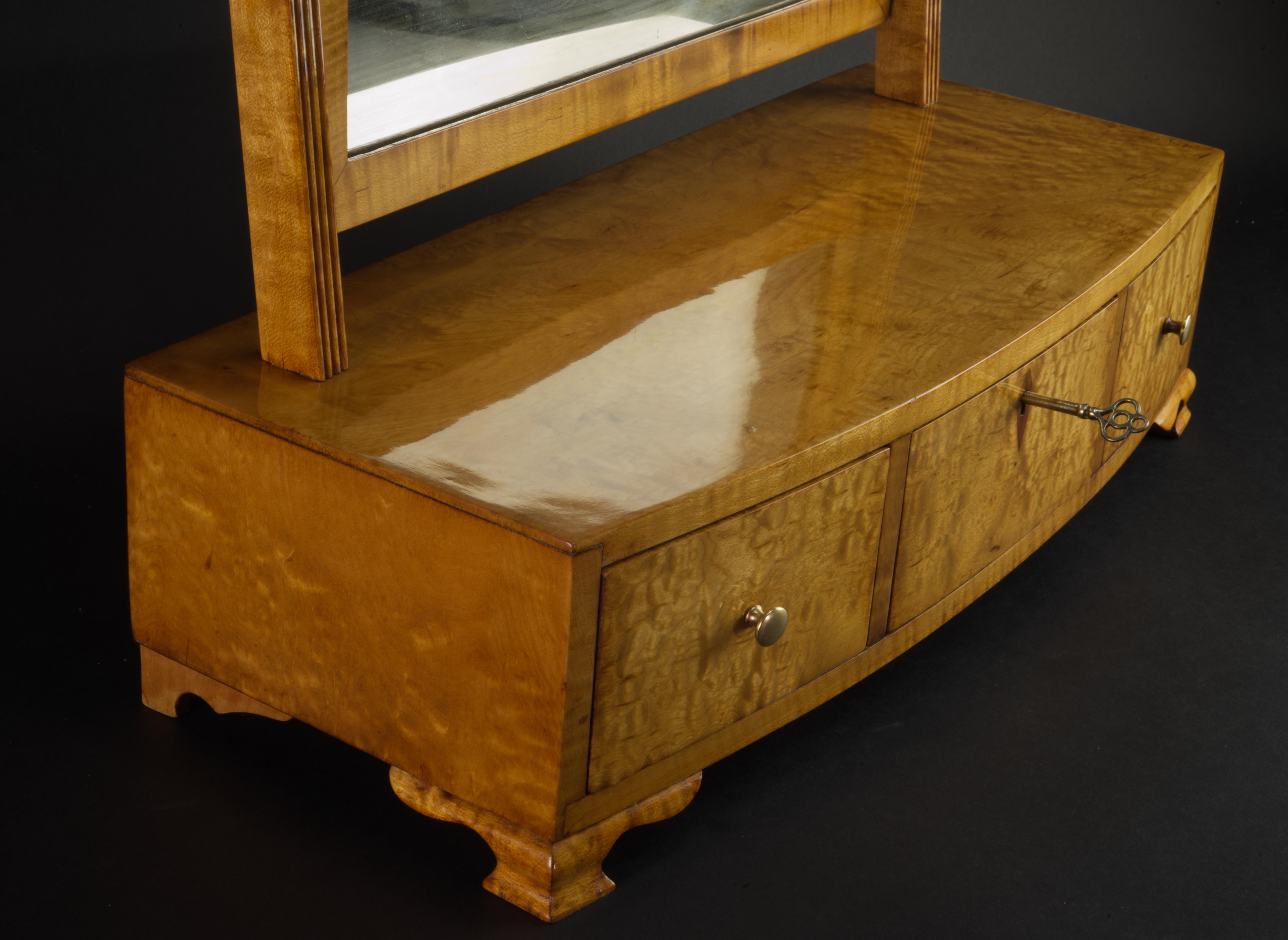 Neoclassical Dressing Table Mirror in highly figured maple. Early 1800s.  For Sale